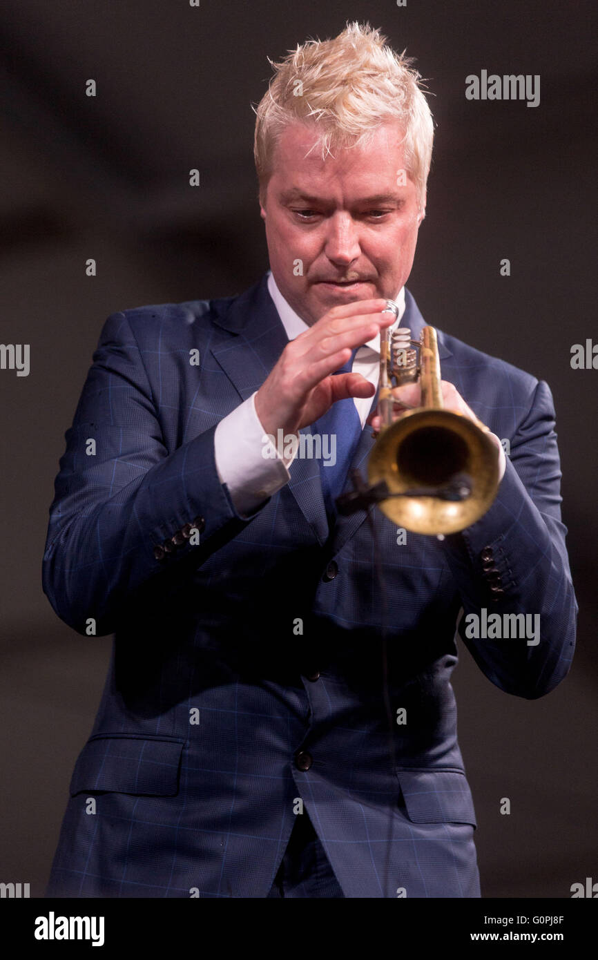 Nueva Orleáns, Luisiana, Estados Unidos. El 1 de mayo de 2016. Músico Chris  Botti actúa en directo durante el New Orleans Jazz & Heritage Festival en  el Recinto Ferial de Carrera en