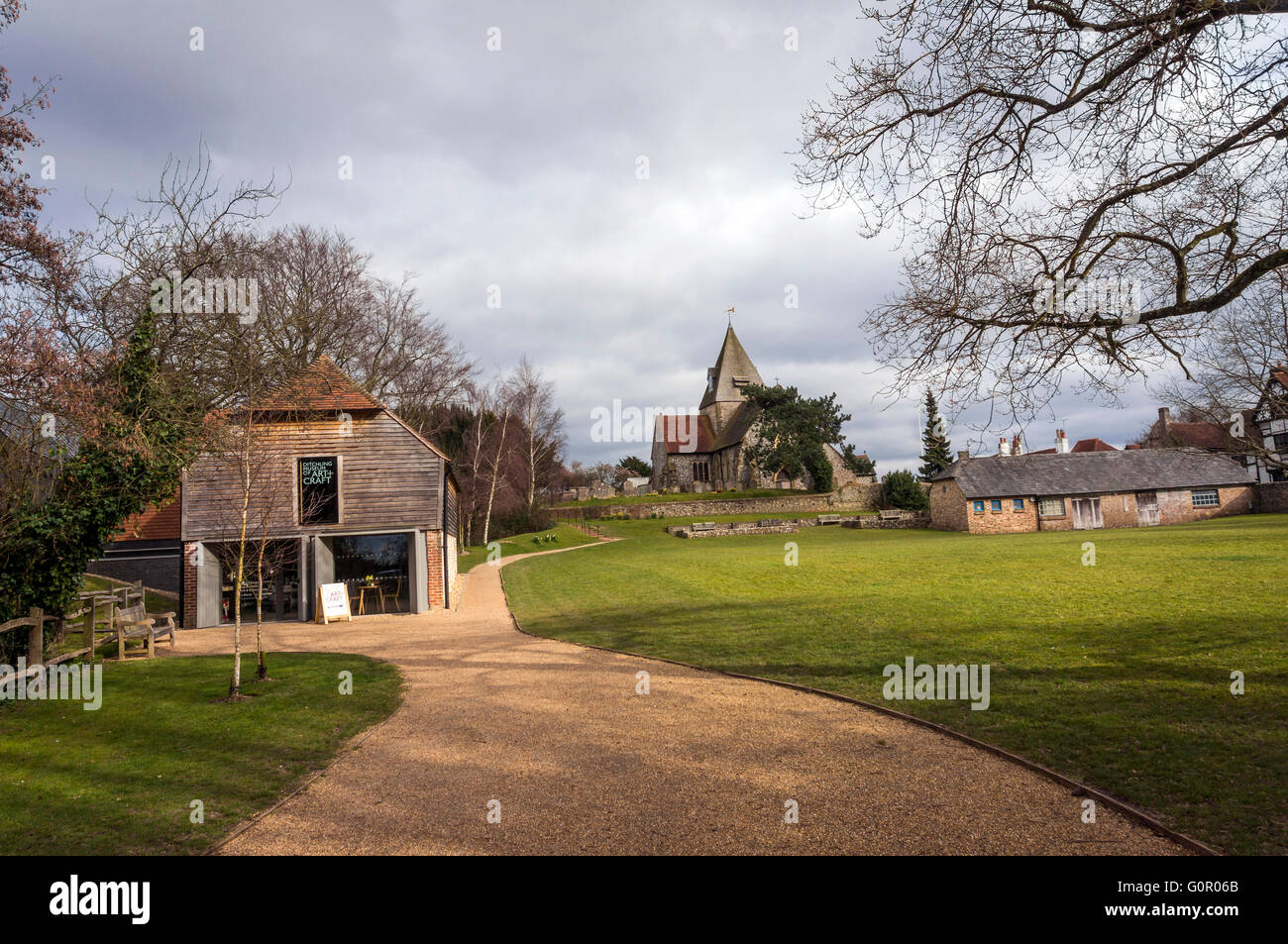 Ditchling Museum of Art & Craft y St Margaret's Church, Ditchling, East Sussex, Reino Unido Foto de stock