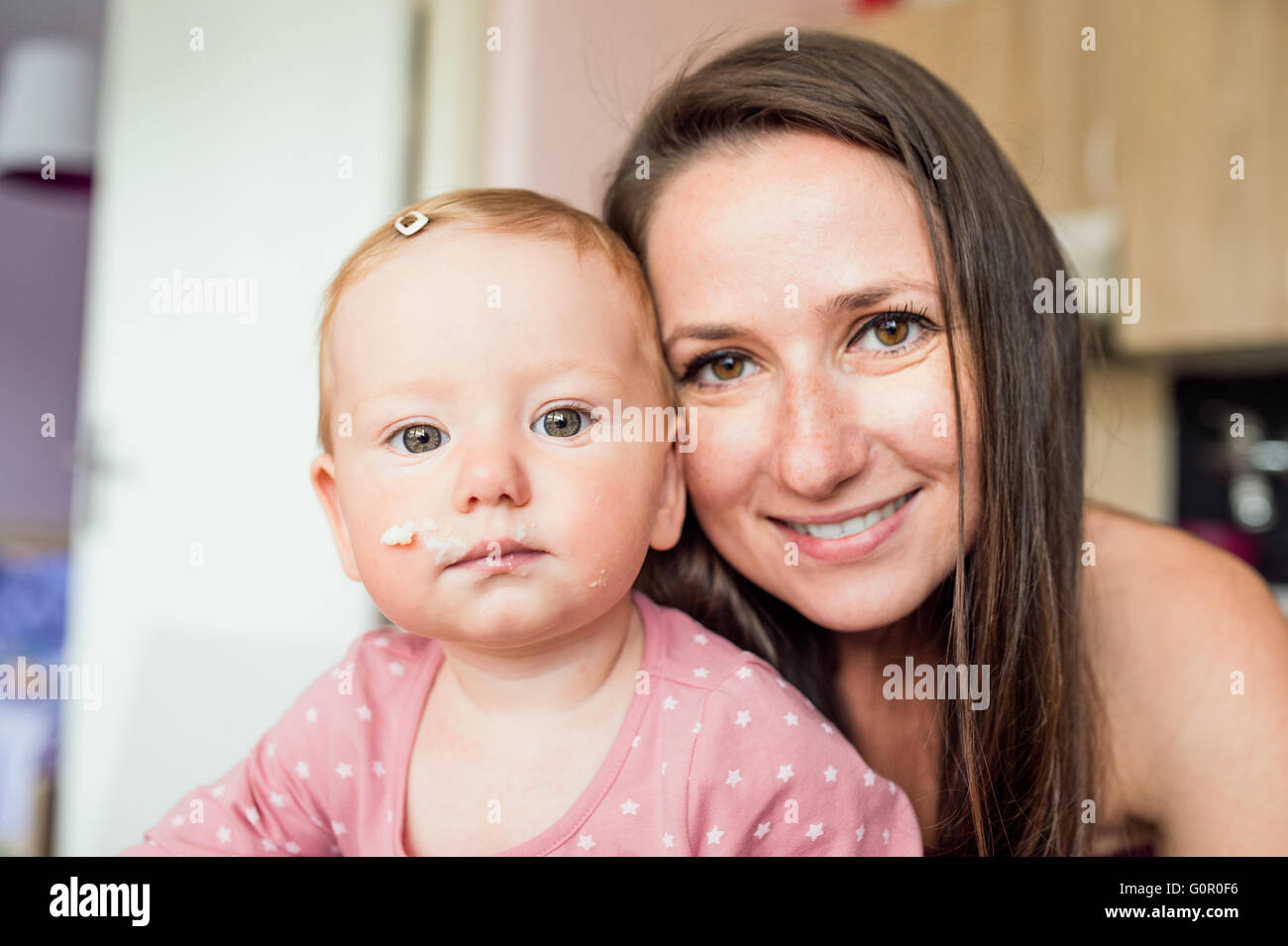 Cerca de la madre sosteniendo su lindo bebé Foto de stock