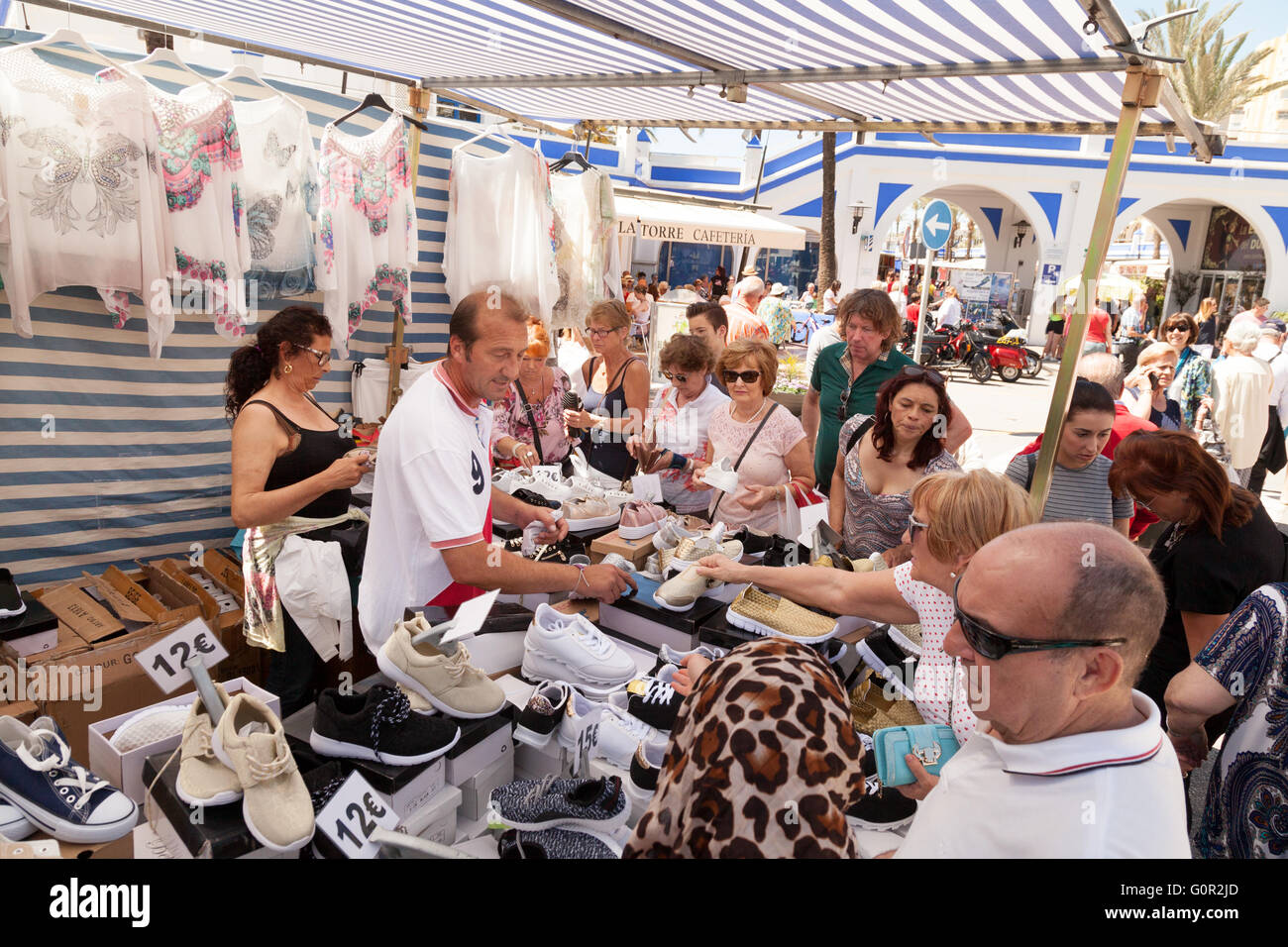 Las mujeres españolas locales de compras para la ropa en el puesto en el mercado, mercado de Estepona, Andalucía España, Europa Fotografía de - Alamy