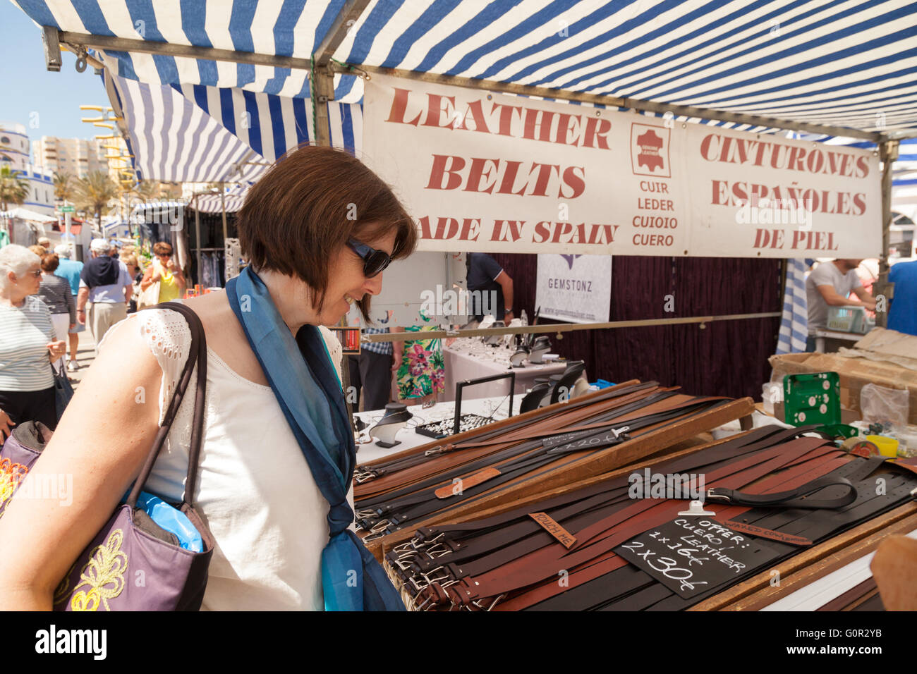 Mujer compra cinturones de cuero en un cinturón de cuero calado mercado,  Estepona, Costa del Sol, Málaga, Andalucía España Europa Fotografía de  stock - Alamy