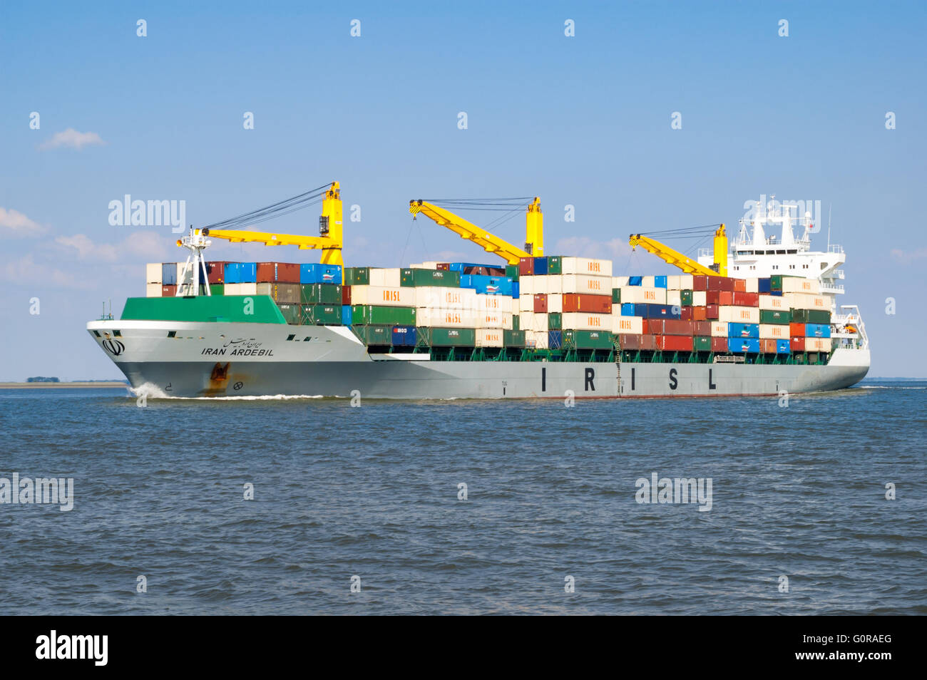 Buque portacontenedores irán Ardabil en la nueva vía fluvial de abandonar el puerto de Rotterdam, en los Países Bajos Foto de stock
