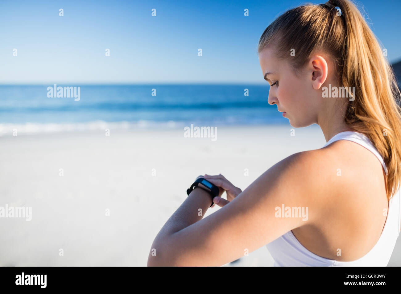 Mujer con un reloj inteligente Foto de stock