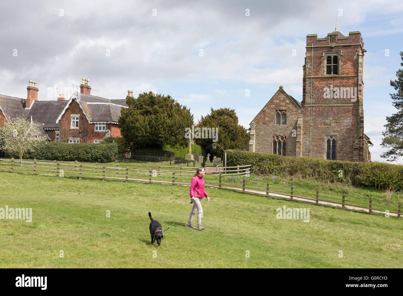 El sitio de Wychnor desierta aldea medieval y St Leonard's Church, Wychnor, Staffordshire, Inglaterra, Reino Unido. Foto de stock