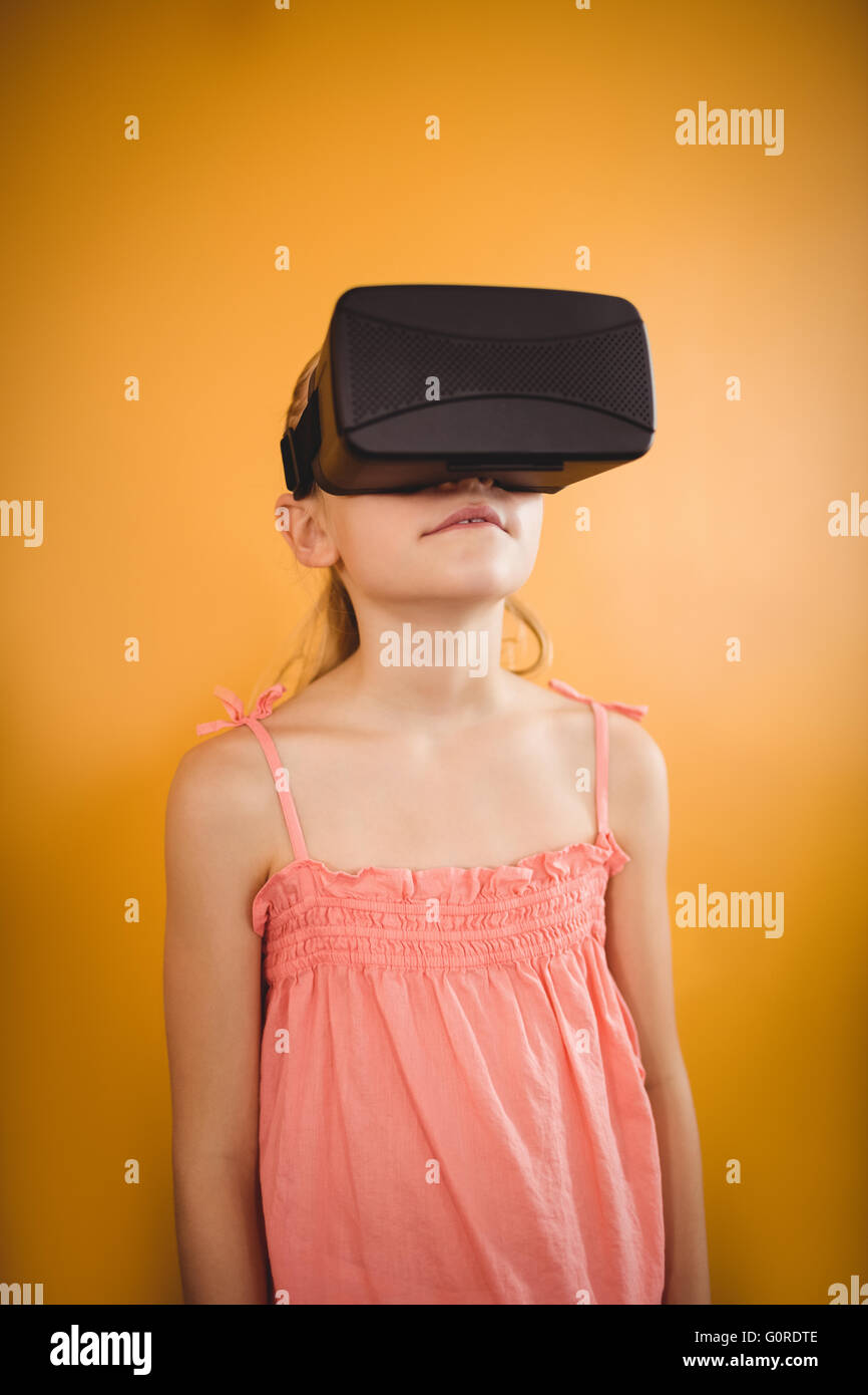 Chica utilizando un dispositivo de realidad virtual Foto de stock