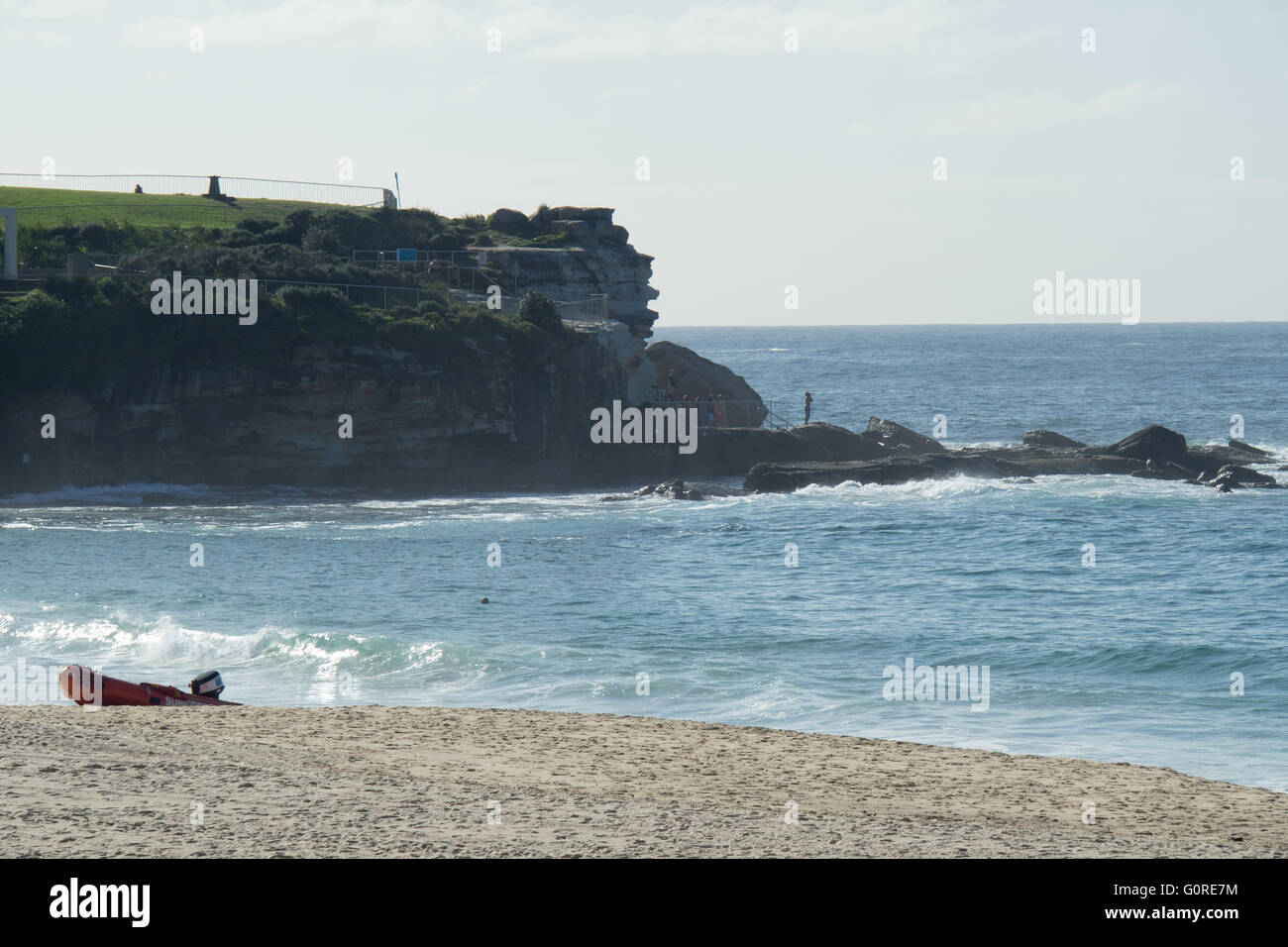 Un hombre que pesca desde las rocas en delfines, Punto de Coogee Beach, Sydney. Foto de stock
