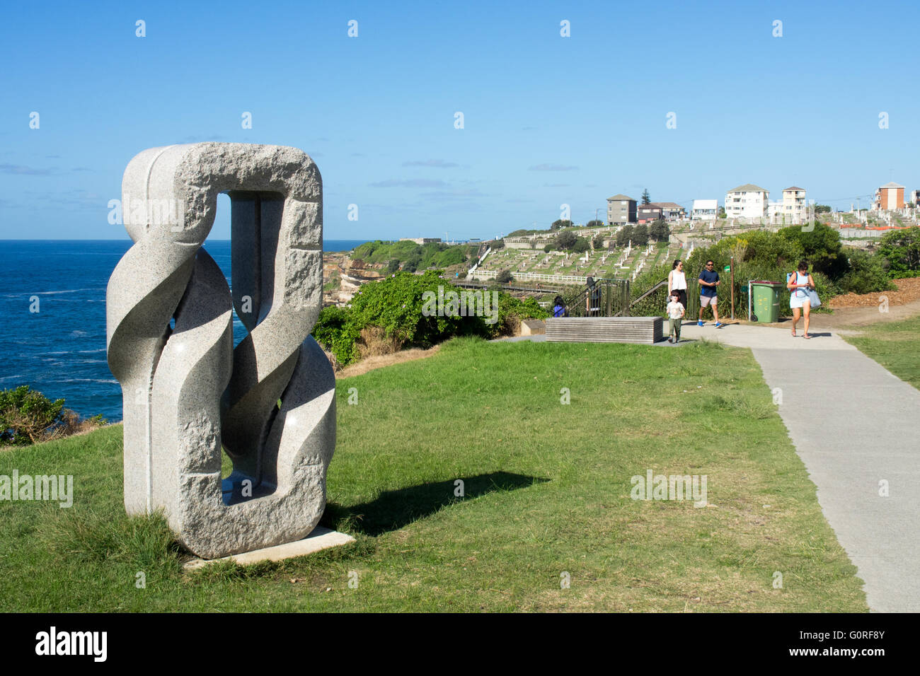 La escultura de granito Oushi Zokei junto al Paseo Marítimo de Bronte, Sydney. Foto de stock