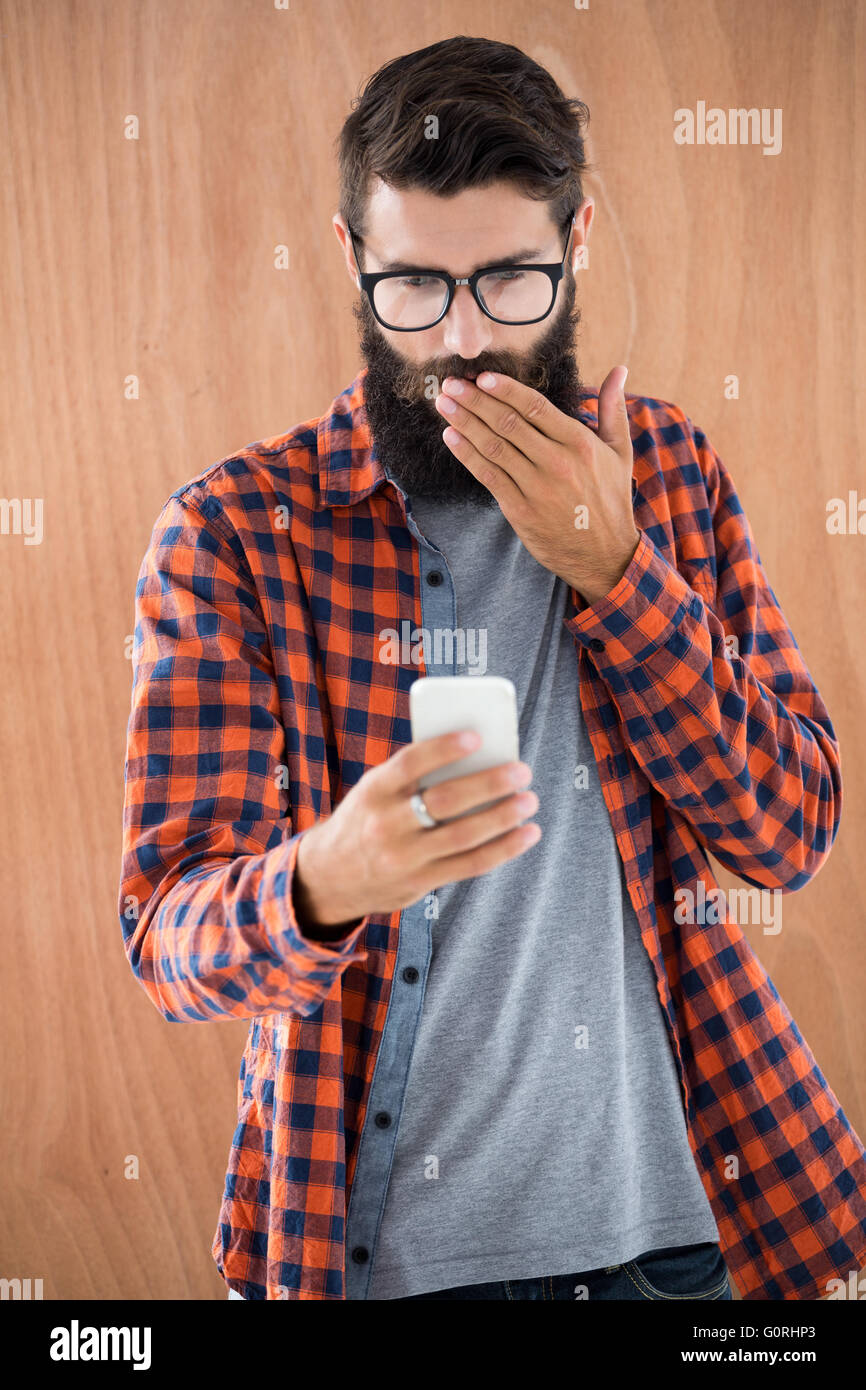 Conmocionado hipster con el smartphone Foto de stock