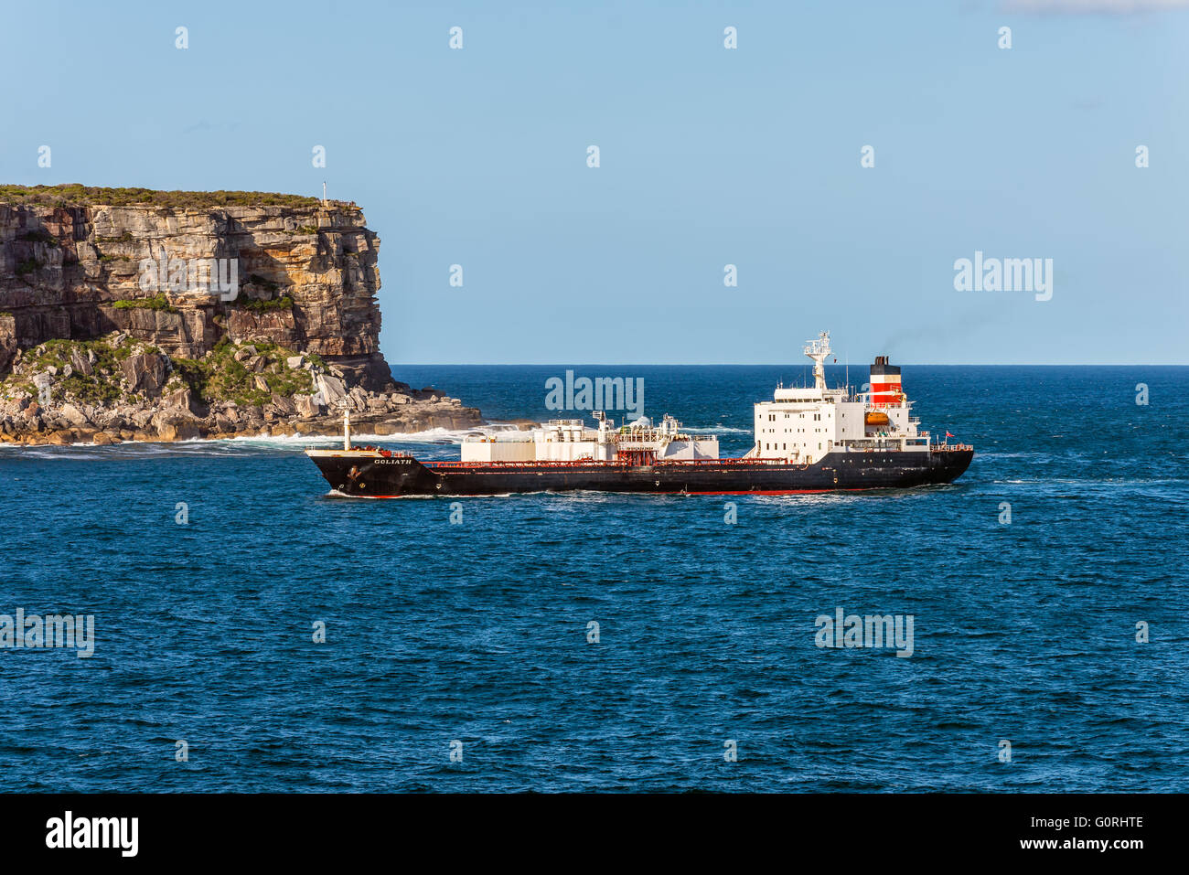 Goliath portador de cemento barco navegando hacia el oeste de Puerto de Sydney, Sydney, New South Wales, Australia Foto de stock