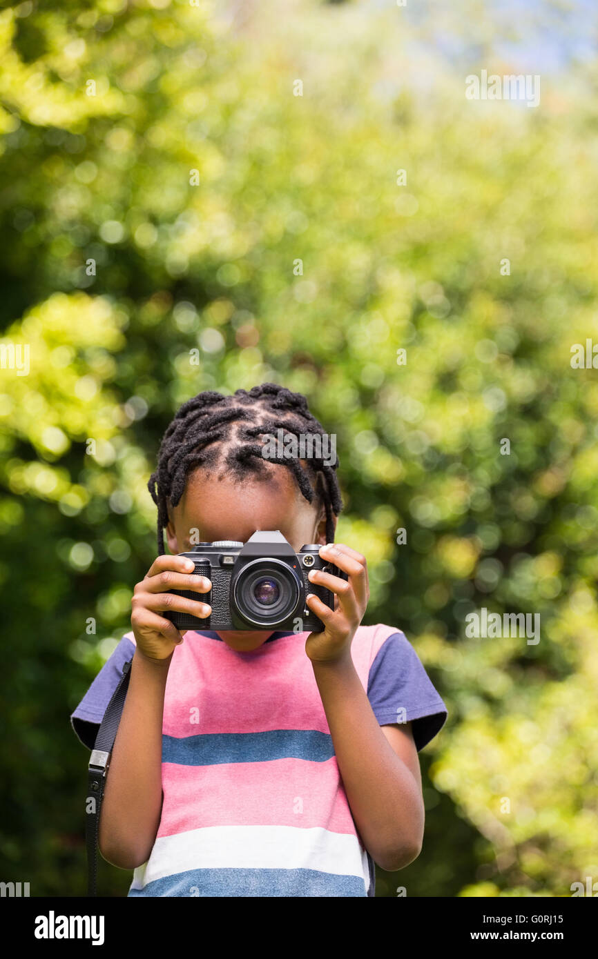 Un niño es tomar la fotografía con cámara Foto de stock