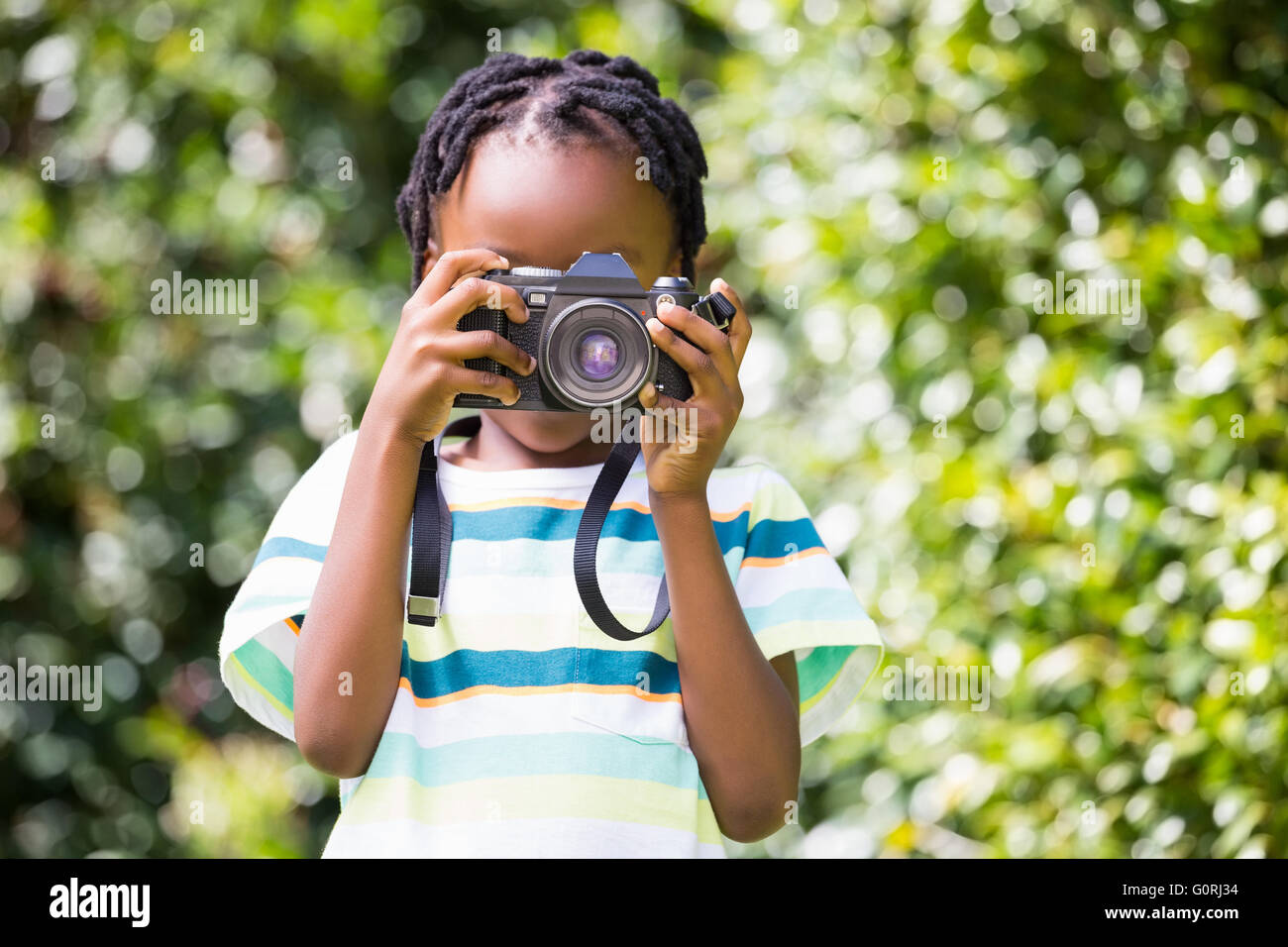 Un niño está tomando fotografías Foto de stock