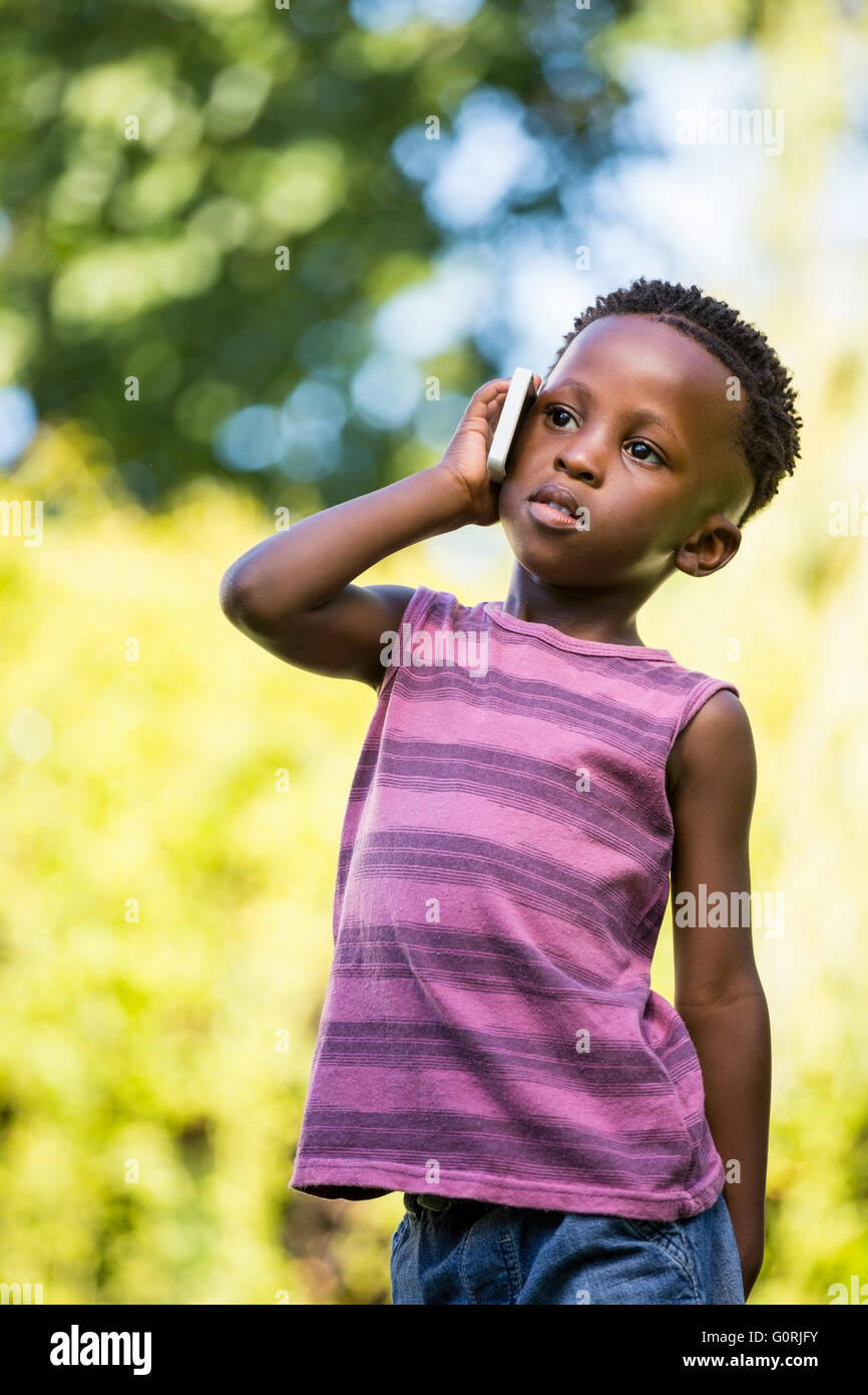 Un niño está teniendo llamada telefónica Foto de stock