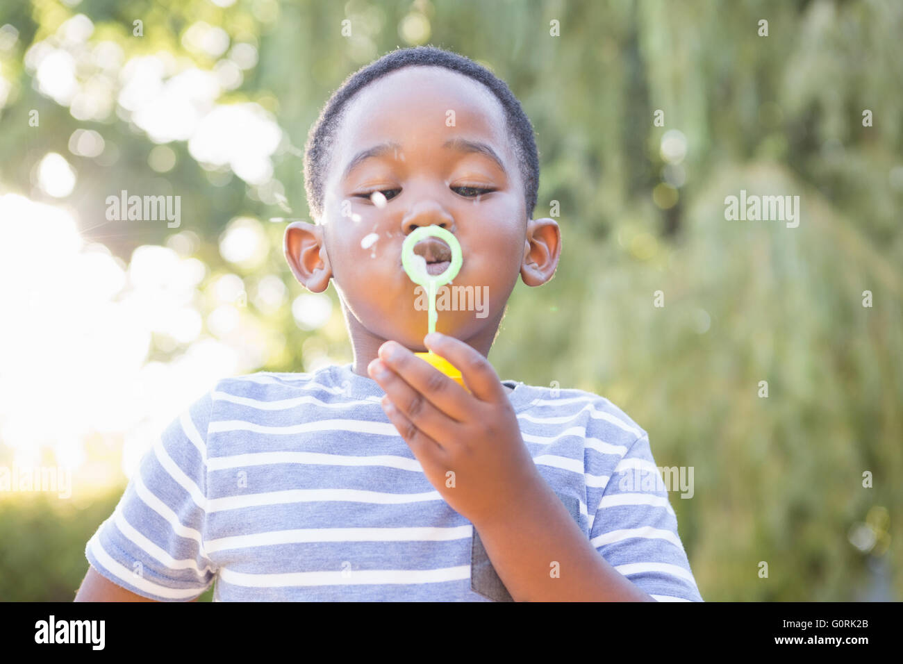 Boy haciendo burbujas con la varita de la burbuja Foto de stock
