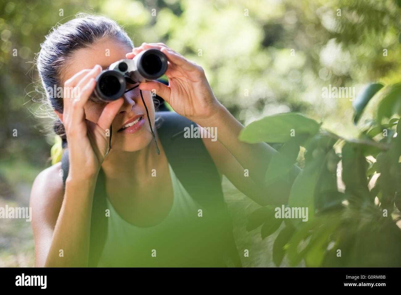 Mujer mirando algo con binoculares Foto de stock
