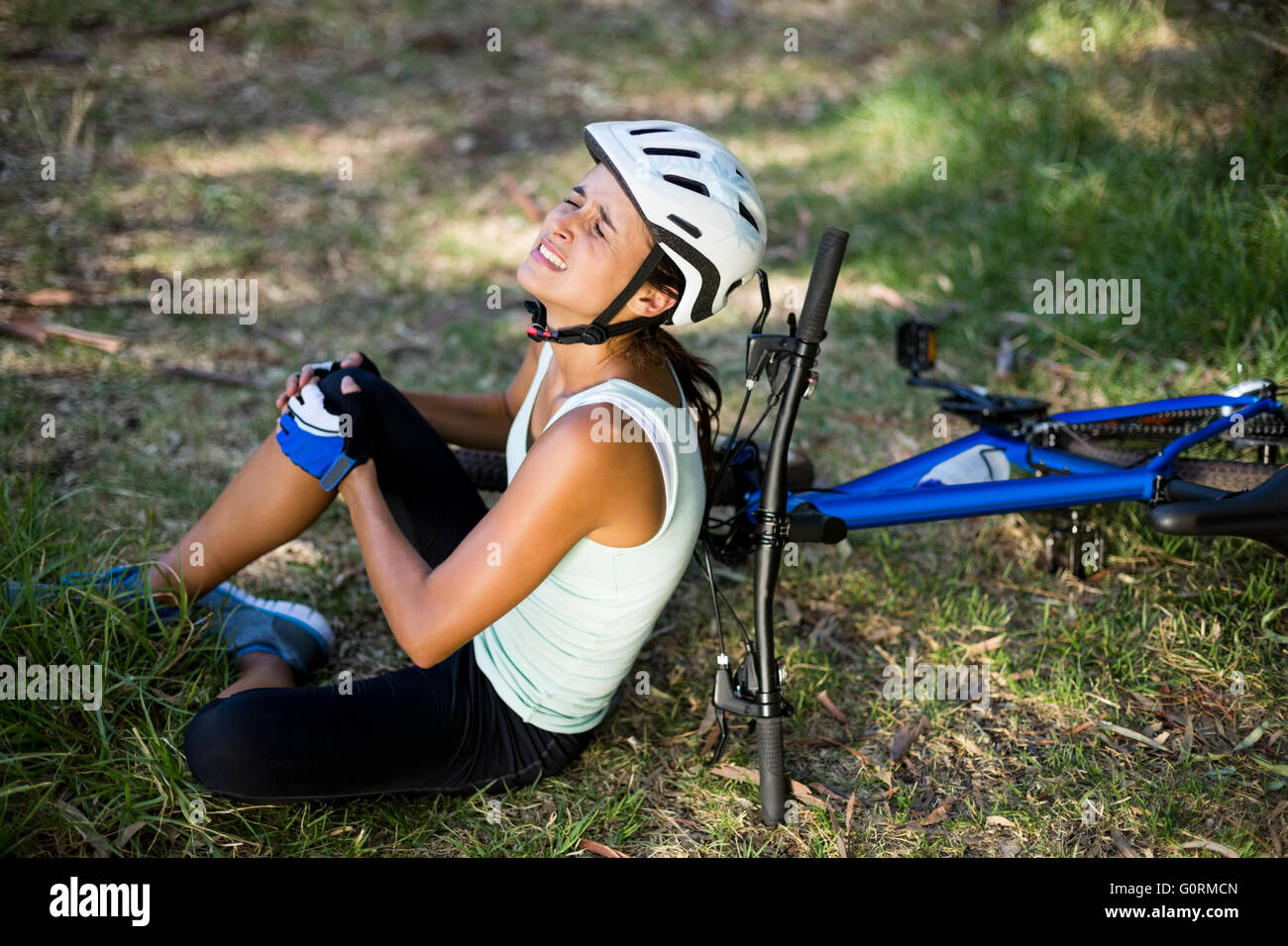 Jovem Caindo De Bicicleta Ao Fundo Foto de Stock - Imagem de emocional,  caucasiano: 161385594