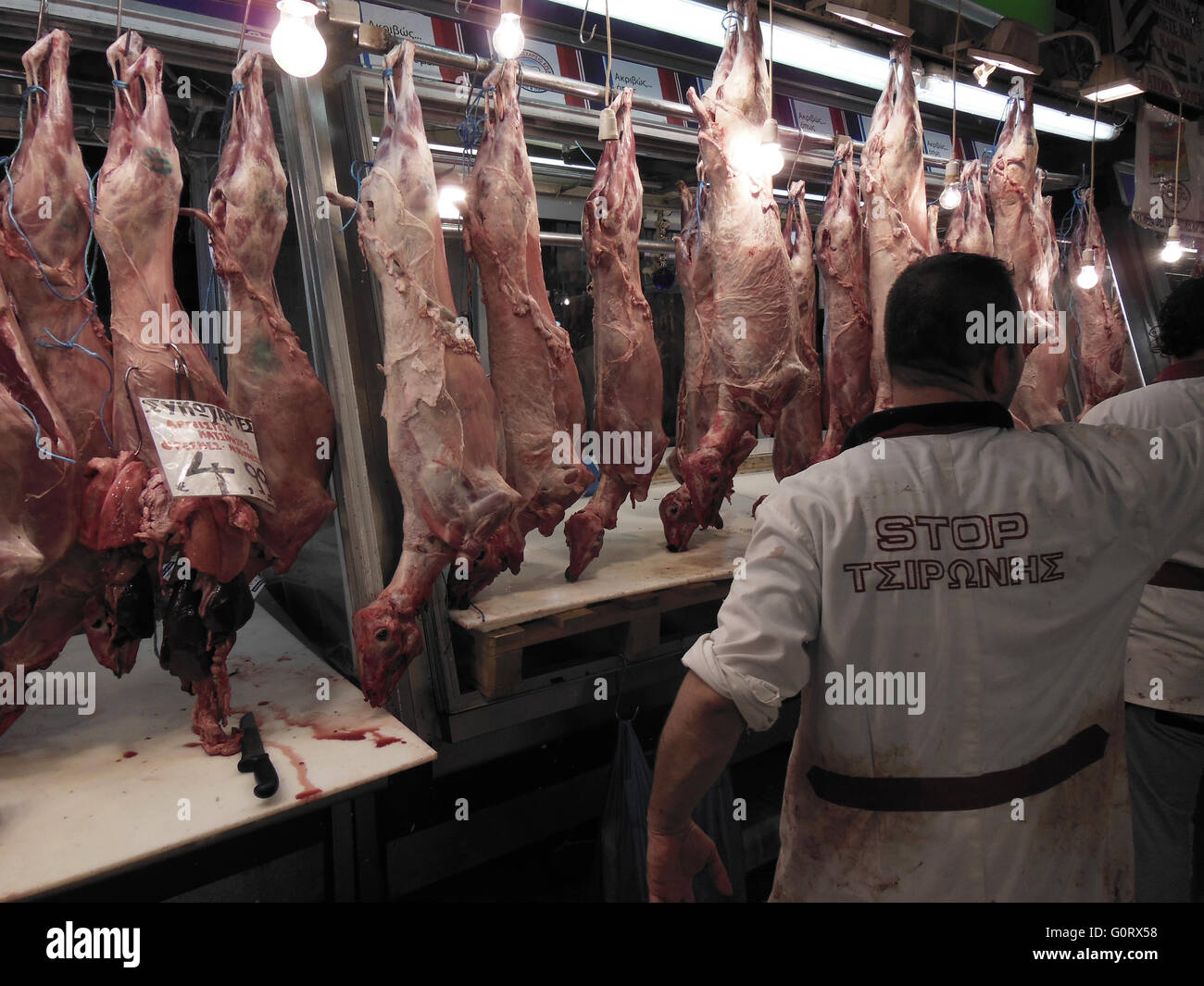 Una pre-venta de Pascua de los corderos y cabritos en carnicerías en el mercado de alimentación central de Atenas o Varvakios Dimotiki Agora. Escupir- Foto de stock
