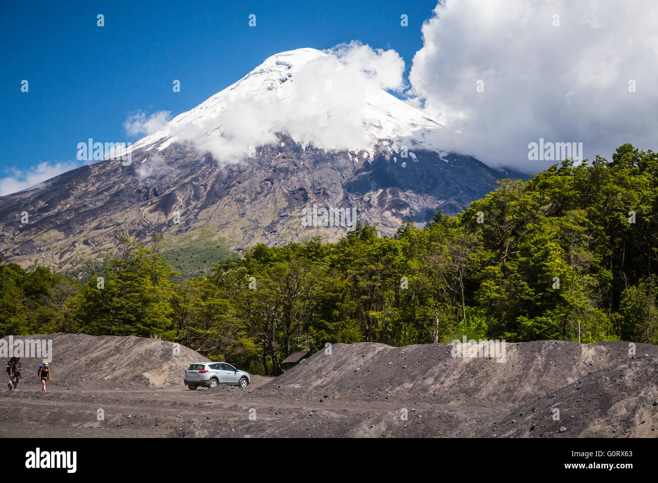 El volcán Osorno cerca de Puerto Montt, en América del Sur. Foto de stock