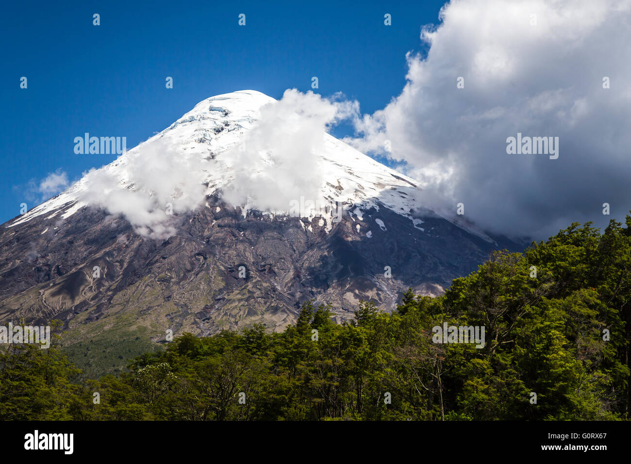 El volcán Osorno cerca de Puerto Montt, en América del Sur. Foto de stock