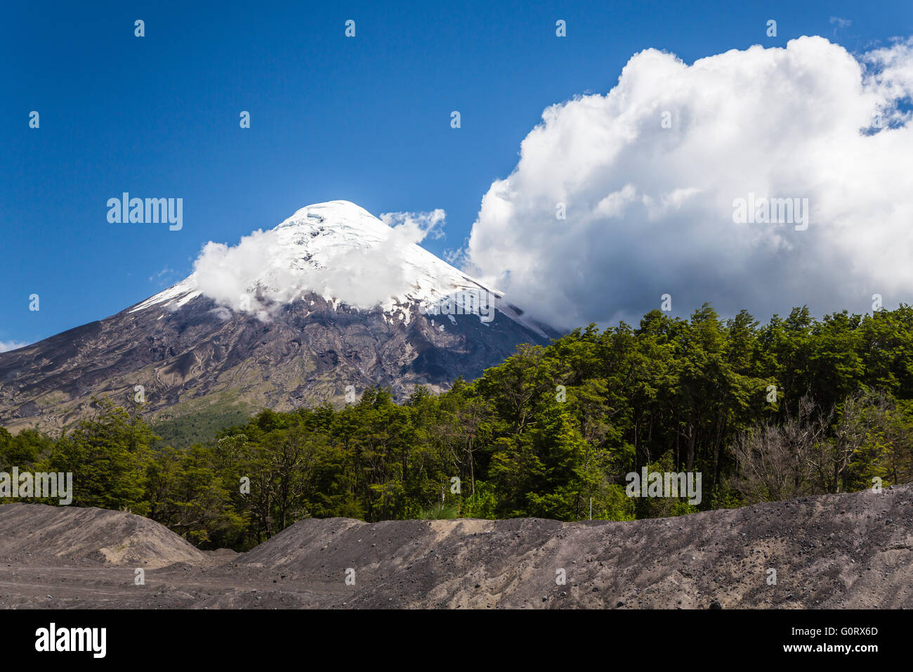 El volcán Osorno cerca de Puerto Montt, en América del Sur. Foto de stock