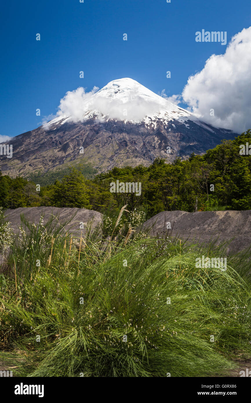 El volcán Osorno cerca de Puerto Montt, en América del Sur. Foto de stock