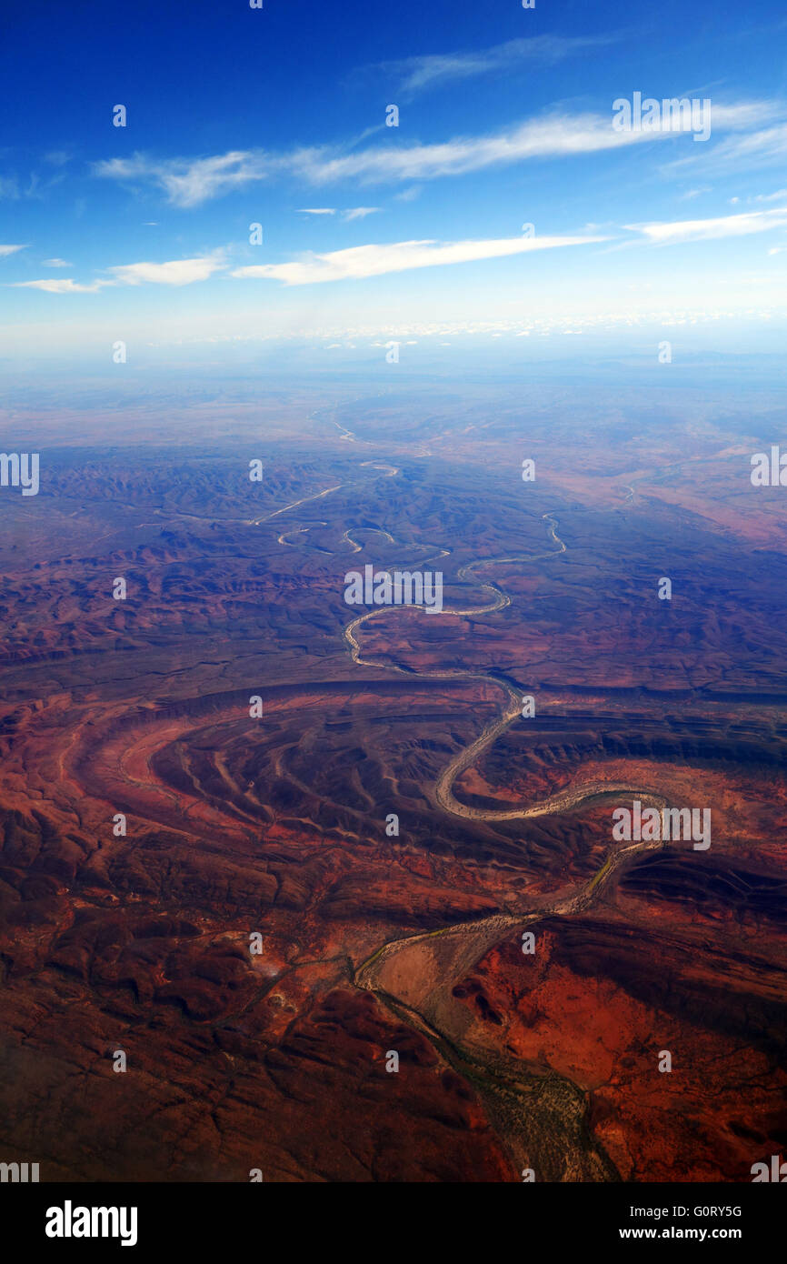 Vista aérea del río Finke cortando Finke Gorge National Park, el Territorio del Norte, Australia Foto de stock