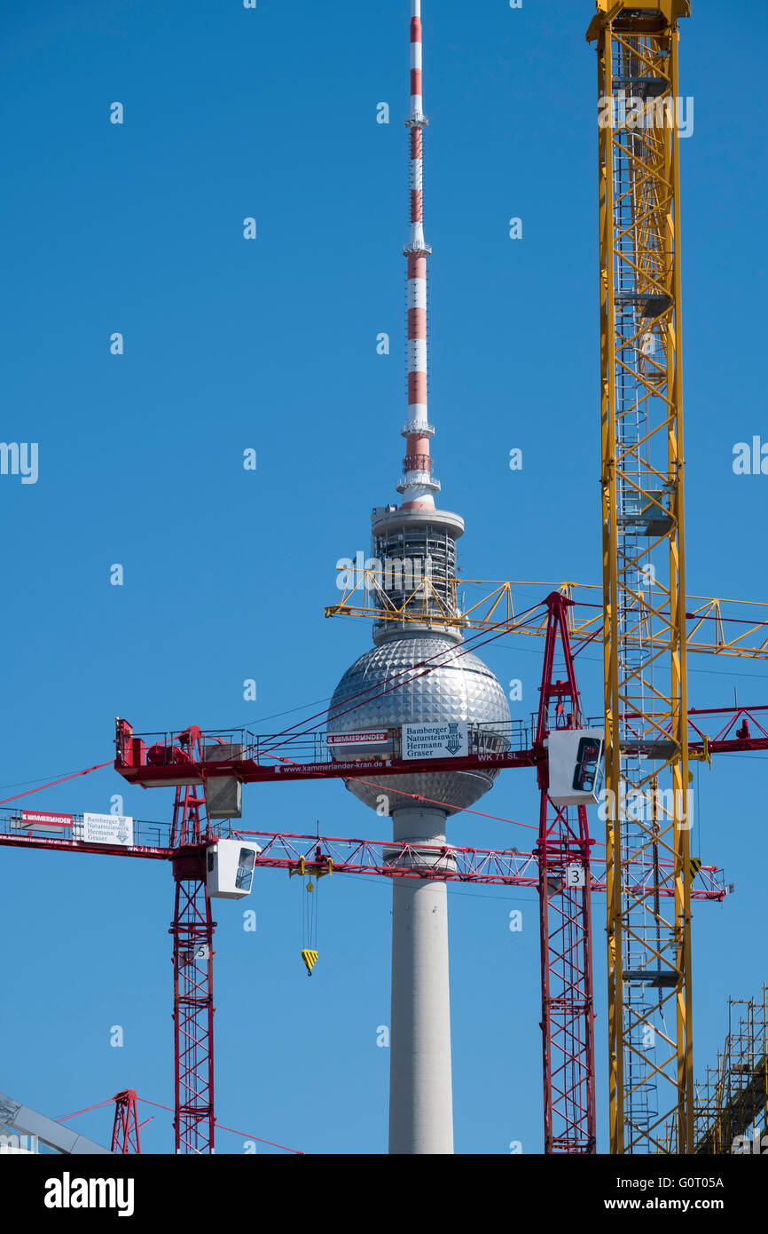 Torre de Televisión de Berlín o Fernsehturm y muchas grúas de construcción en Alemania Berlín Mitte Foto de stock