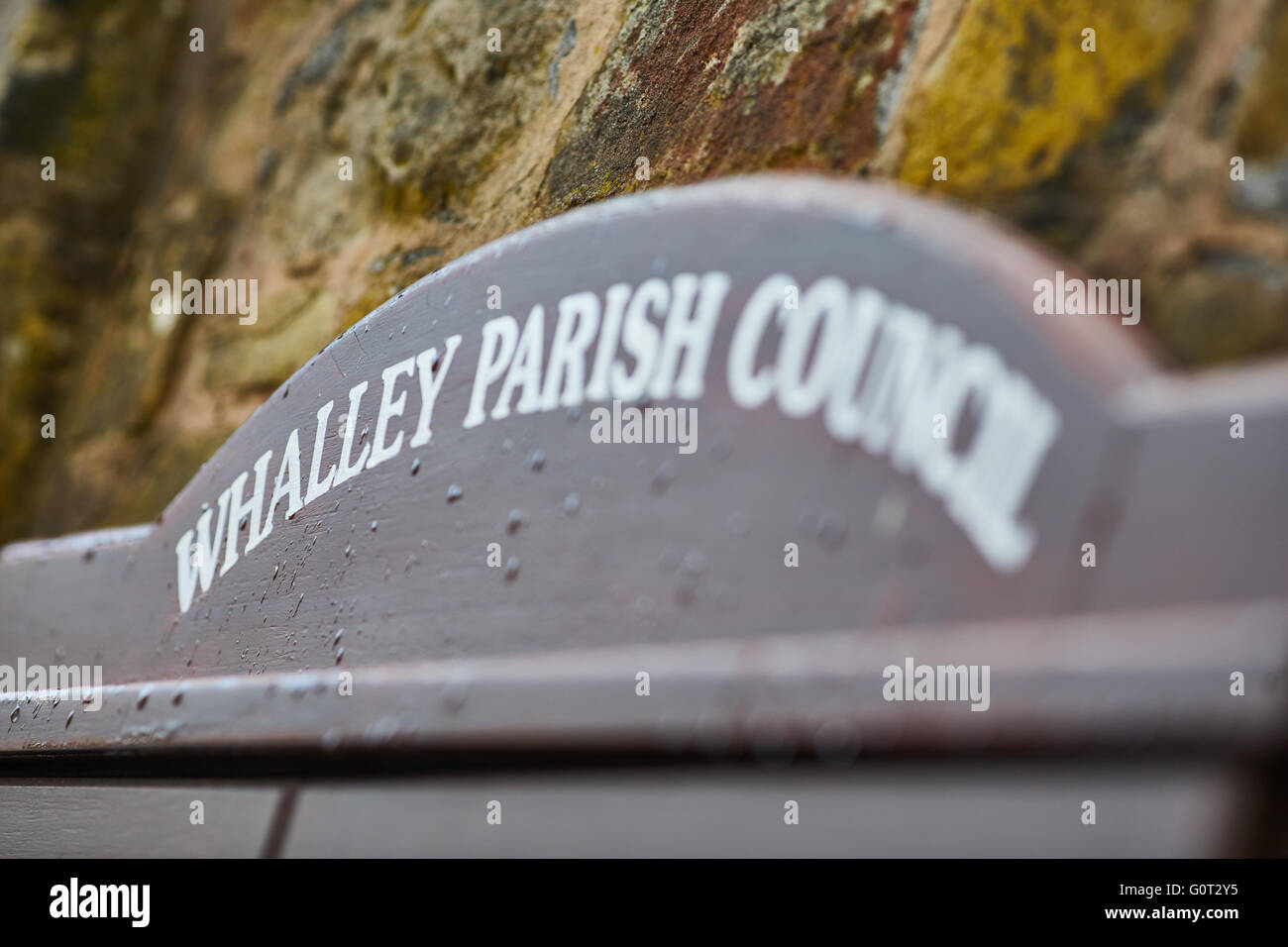 Whalley un gran pueblo en el valle de Ribble Valley, a orillas del río Calder en Lancashire. Whalley Consejo Parroquial firmar Foto de stock