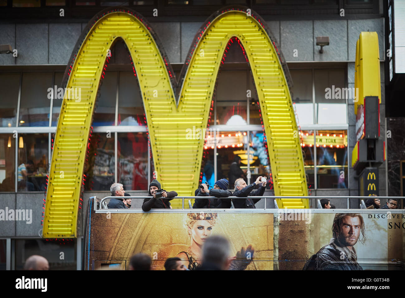 New York Times Square, Broadway McDonalds cartel gigante logo m arco grande amarillo dorado autobuses tomar fotos Foto de stock