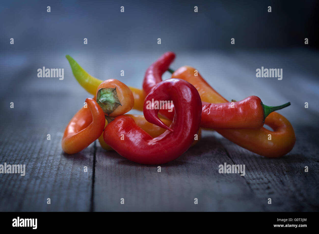 Colorido chiles en fondo antiguo de madera. Foto de stock