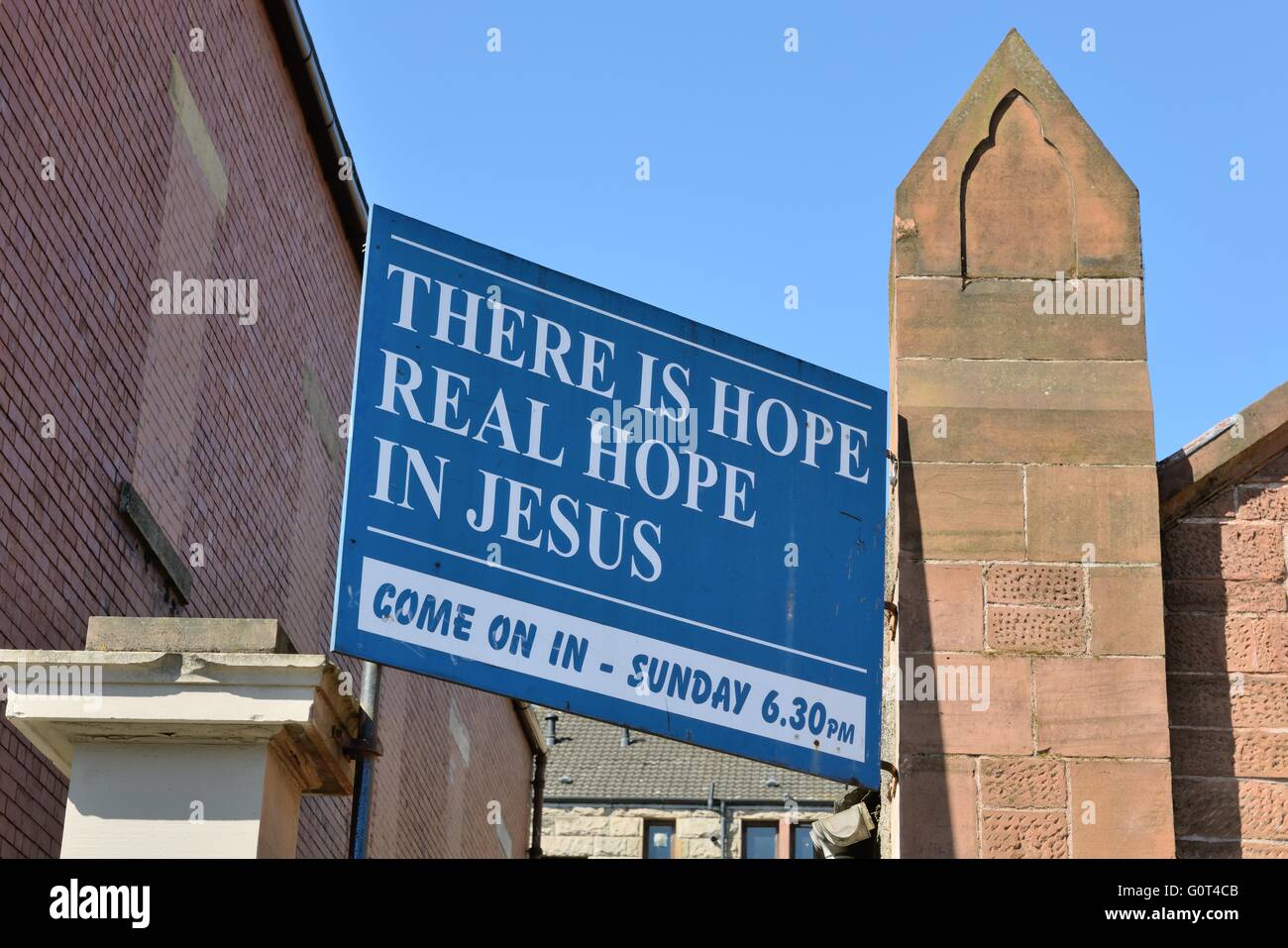 Un signo de la iglesia tiempo de inicio del servicio de publicidad en Glasgow, Escocia, Reino Unido Foto de stock