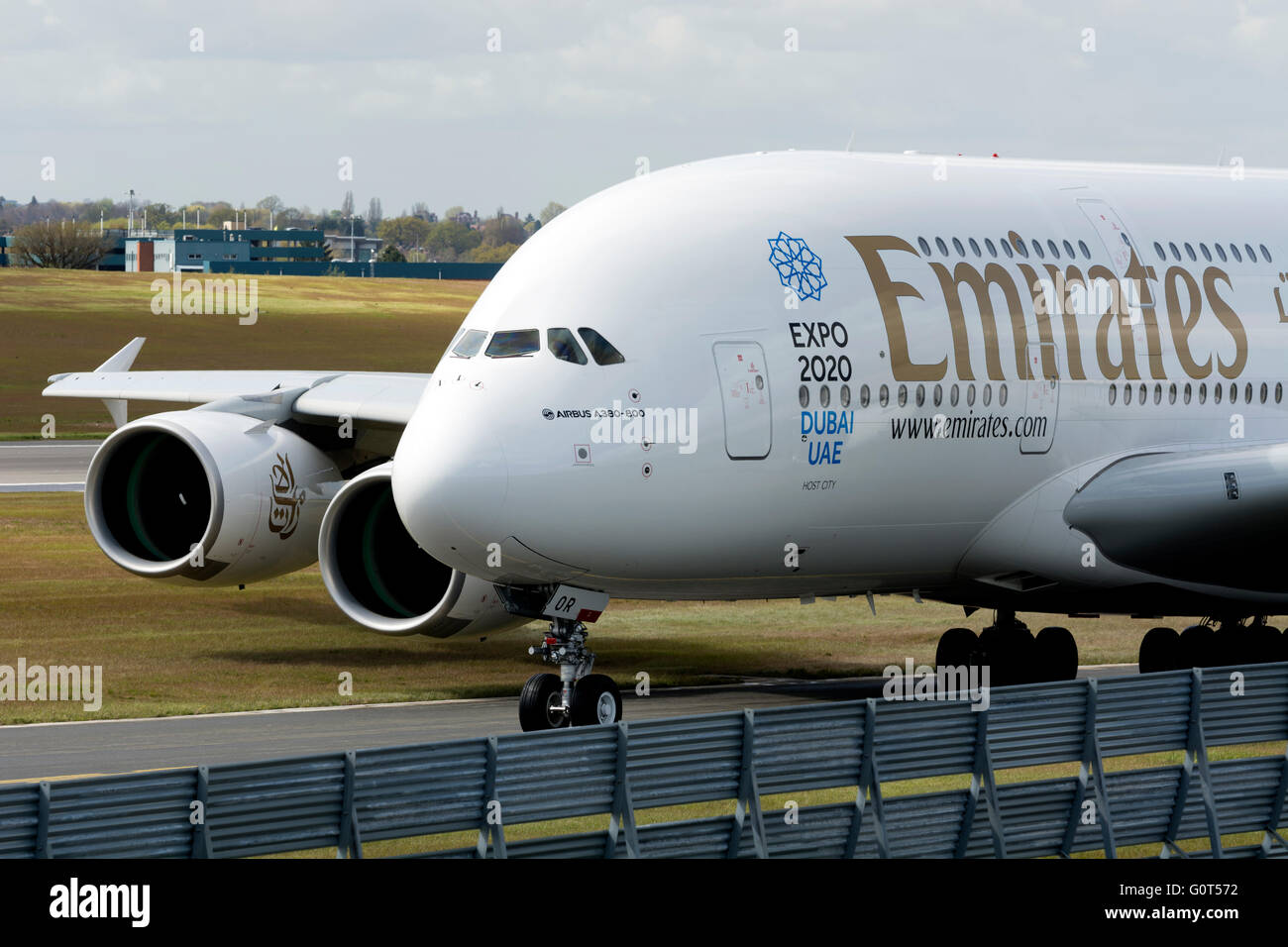 Airbus A380 de Emirates de rodadura en el aeropuerto de Birmingham, Reino Unido Foto de stock
