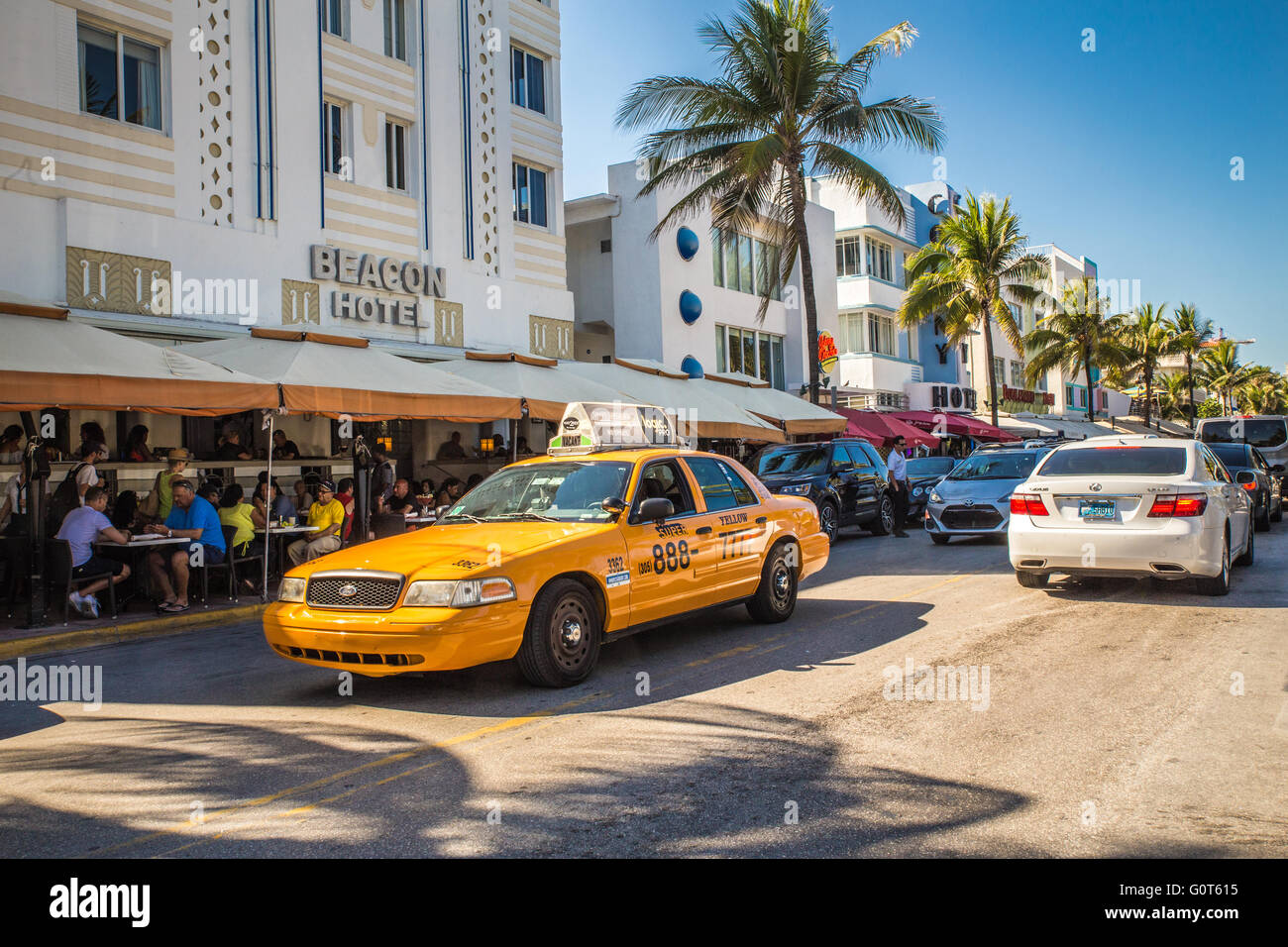 Escena de una calle de South Beach Miami con coches y taxis Foto de stock