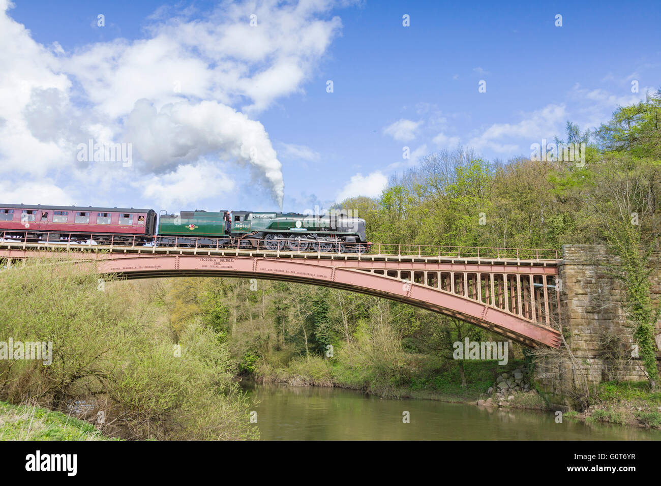 Tren de vapor cruzando el río Severn en Victoria Puente sobre el Severn Valley Railway a Arley, Worcestershire, Inglaterra, Reino Unido. Foto de stock