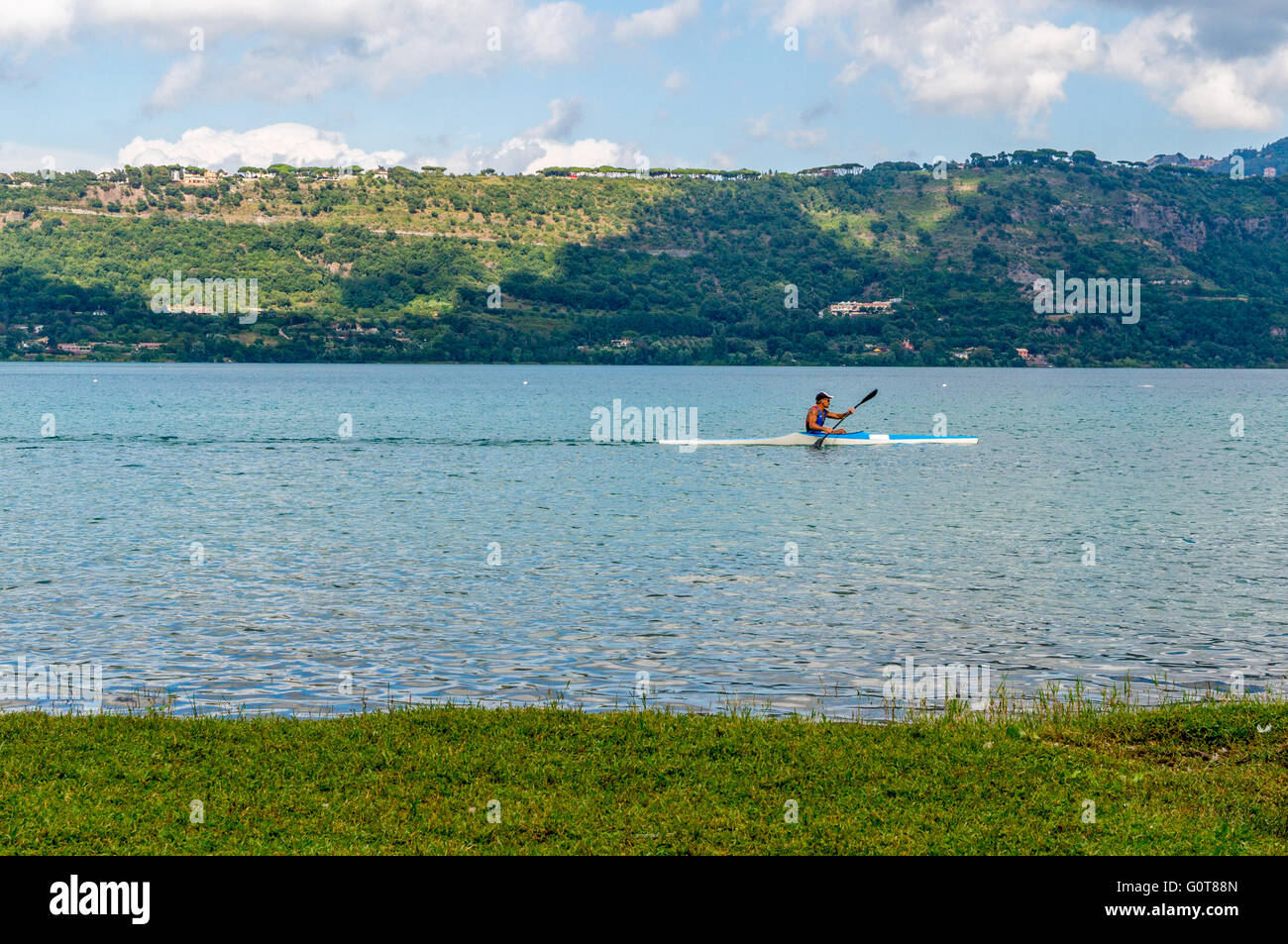 Hombre remando en un kayak de mar en un lago Foto de stock