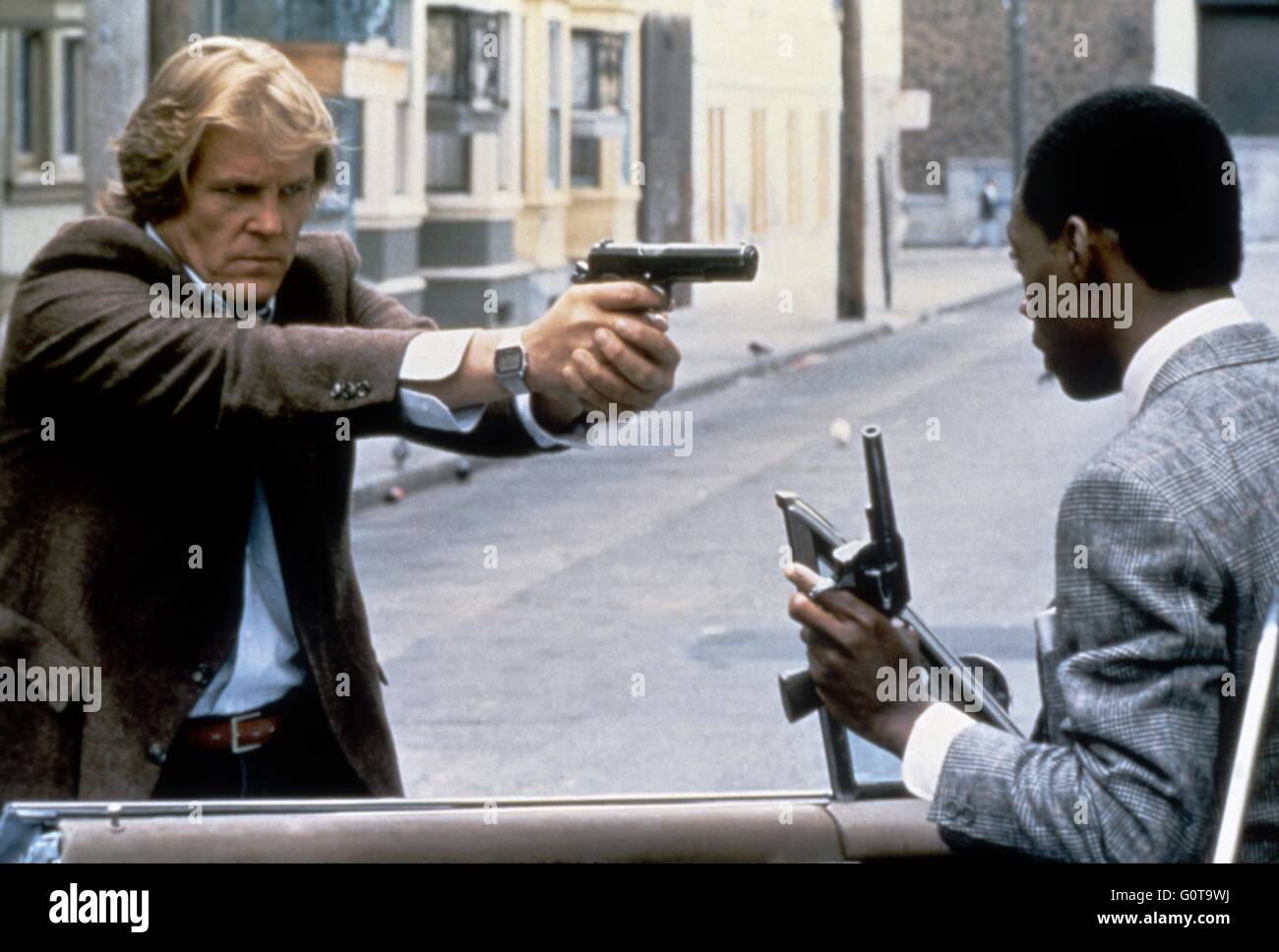 Nick Nolte y Eddie Murphy / 48 horas / 1982 dirigida por Walter Hill (Paramount Pictures - Lawrence Gordon Productions) Foto de stock