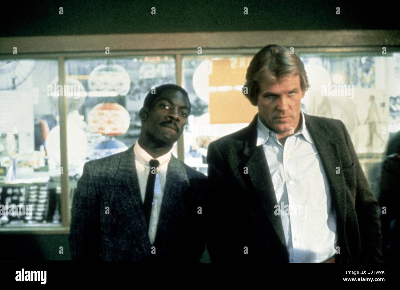 Nick Nolte y Eddie Murphy / 48 horas / 1982 dirigida por Walter Hill (Paramount Pictures - Lawrence Gordon Productions) Foto de stock