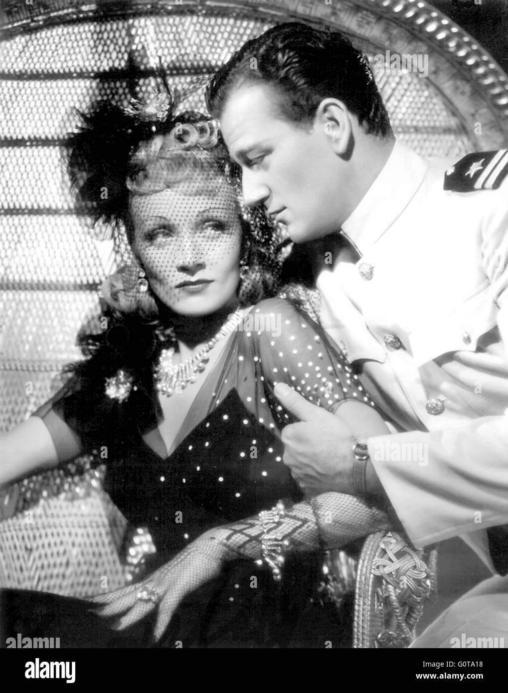 Marlene Dietrich y John Wayne / Siete pecadores / 1940 dirigida por Tay Garnett (Universal Pictures) Foto de stock