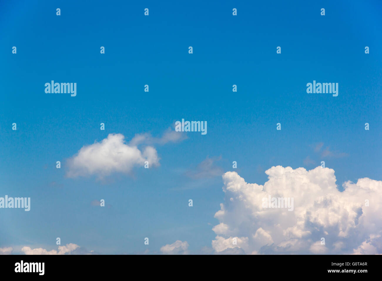 Temporada de verano en la naturaleza de nube en el cielo de un día Foto de stock
