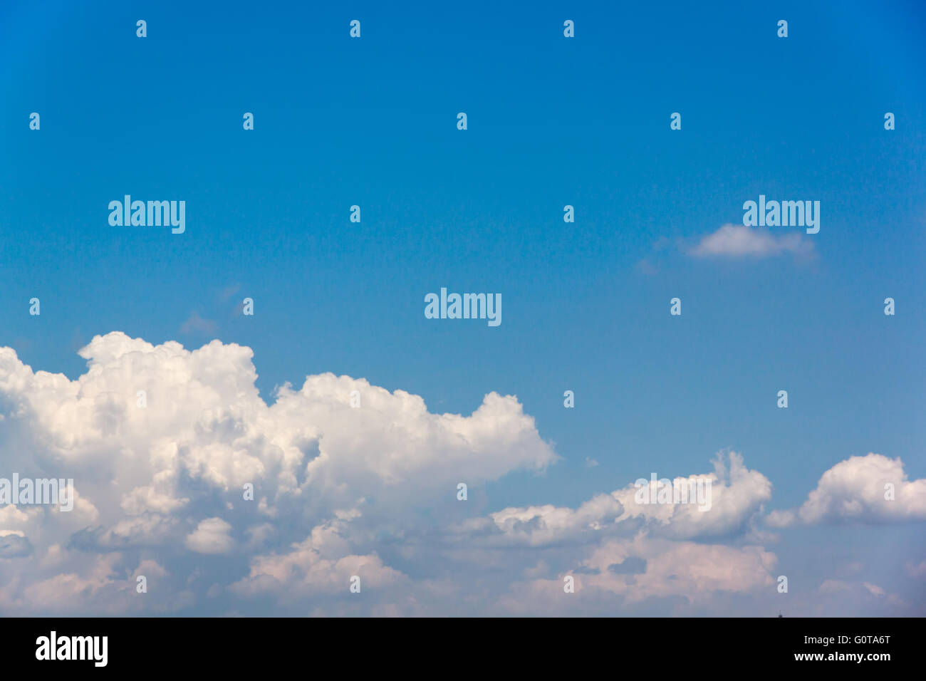 Temporada de verano en la naturaleza de nube en el cielo de un día Foto de stock