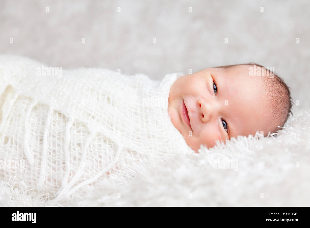 Bebé Recién Nacido Envuelto En Manta Imagen de archivo - Imagen de  preciosamente, actitud: 5113601