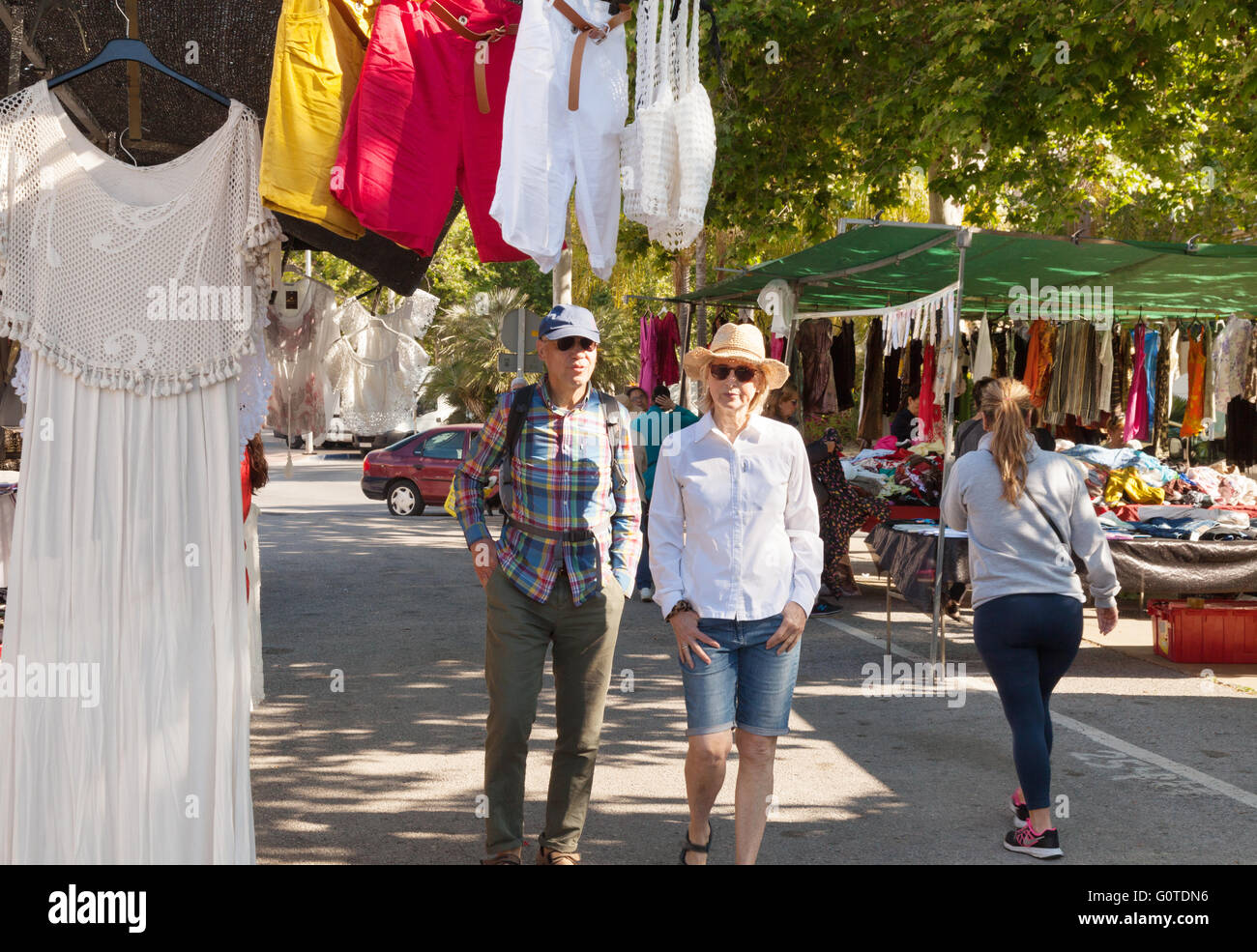 La gente de compras para la ropa en un mercado de ropa, Marbella, Estepona,  Andalucía España Europa mercado Fotografía de stock - Alamy