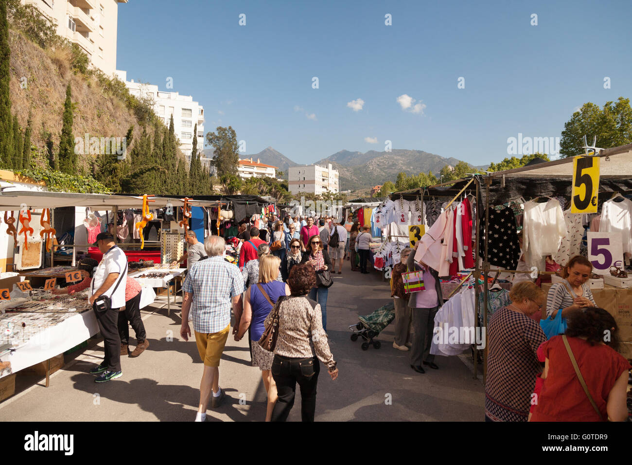 La gente de compras en un mercado español, el mercado al aire libre en Marbella, Costa del Sol, Málaga, Andalucía España Europa Foto de stock