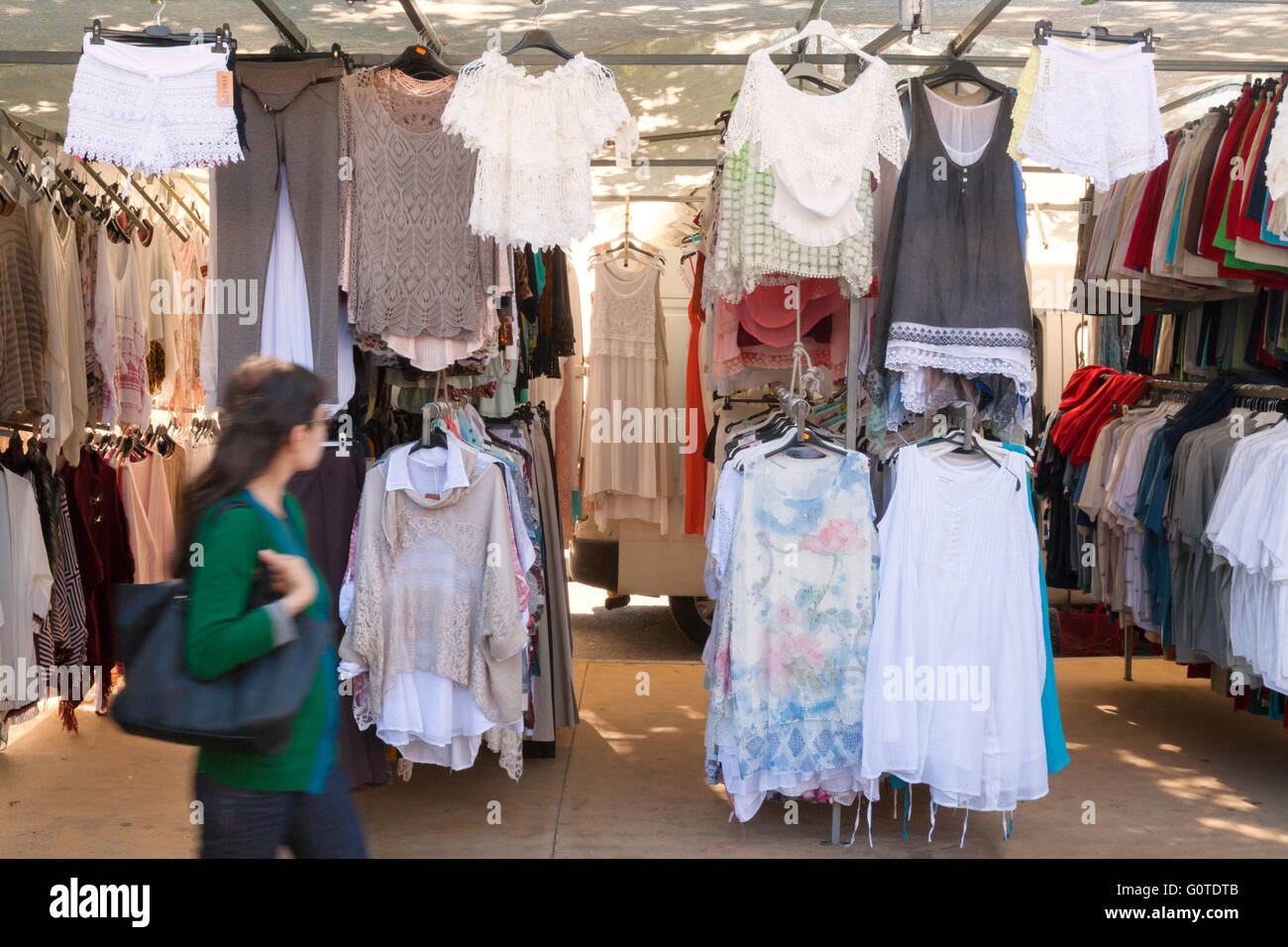 Mujer compras para la ropa en un mercado español, el mercado al
