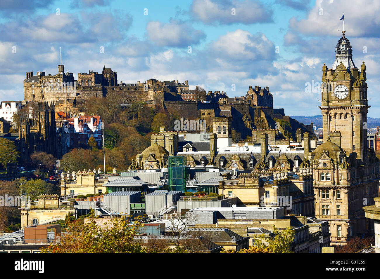 Asamblea vistas del horizonte de la ciudad desde la colina de Calton mostrando el Balmoral Hotel Torre del reloj y el Castillo de Edimburgo en Edimburgo, Escocia, Reino Unido Foto de stock