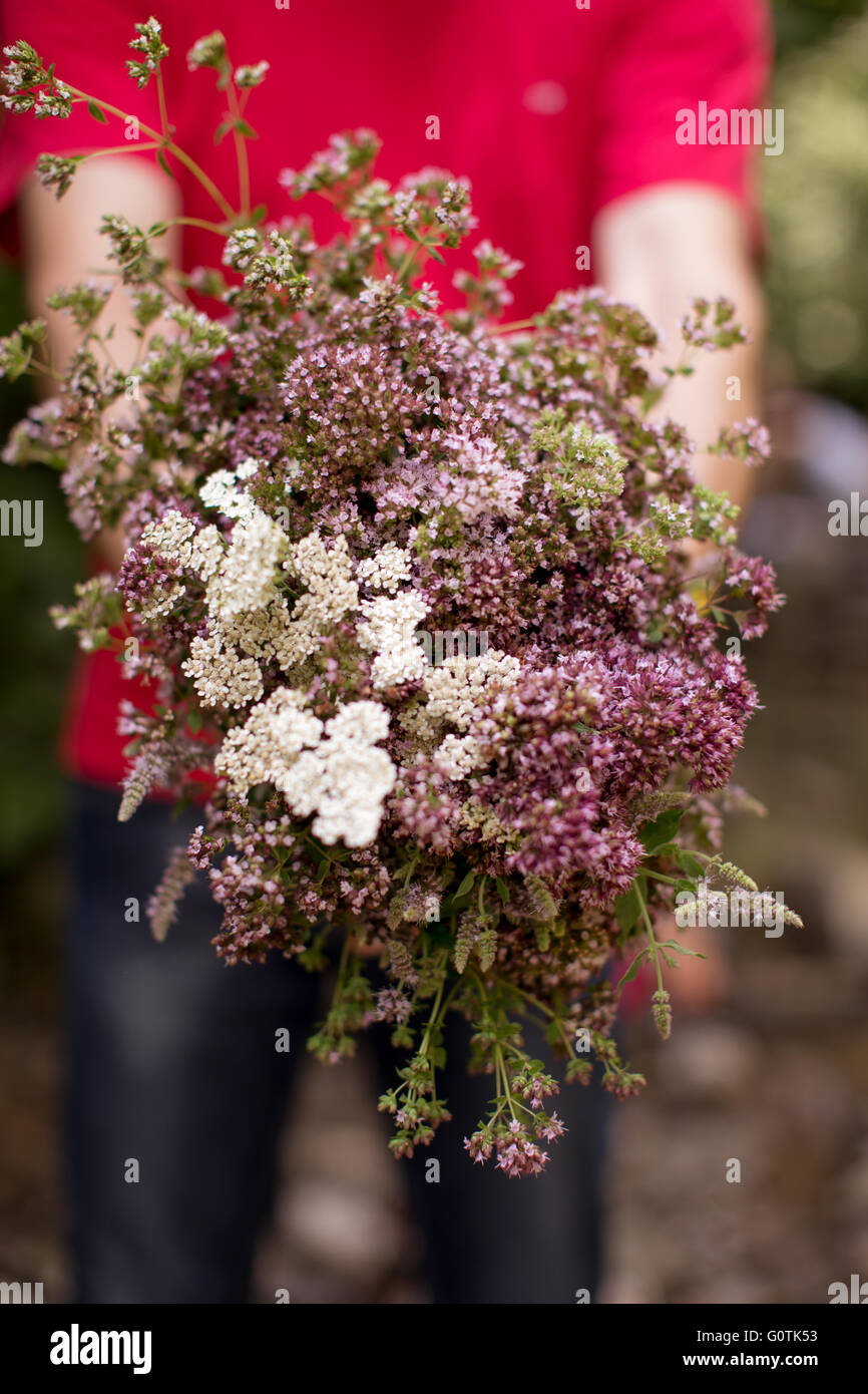 Hombre ramo de flores fotografías e imágenes de alta resolución - Alamy
