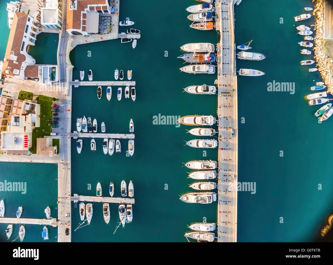 Vista aérea de la hermosa Marina en la ciudad de Limassol en Chipre, las barcas alineadas, muelles y área comercial desde arriba. Una ver Foto de stock
