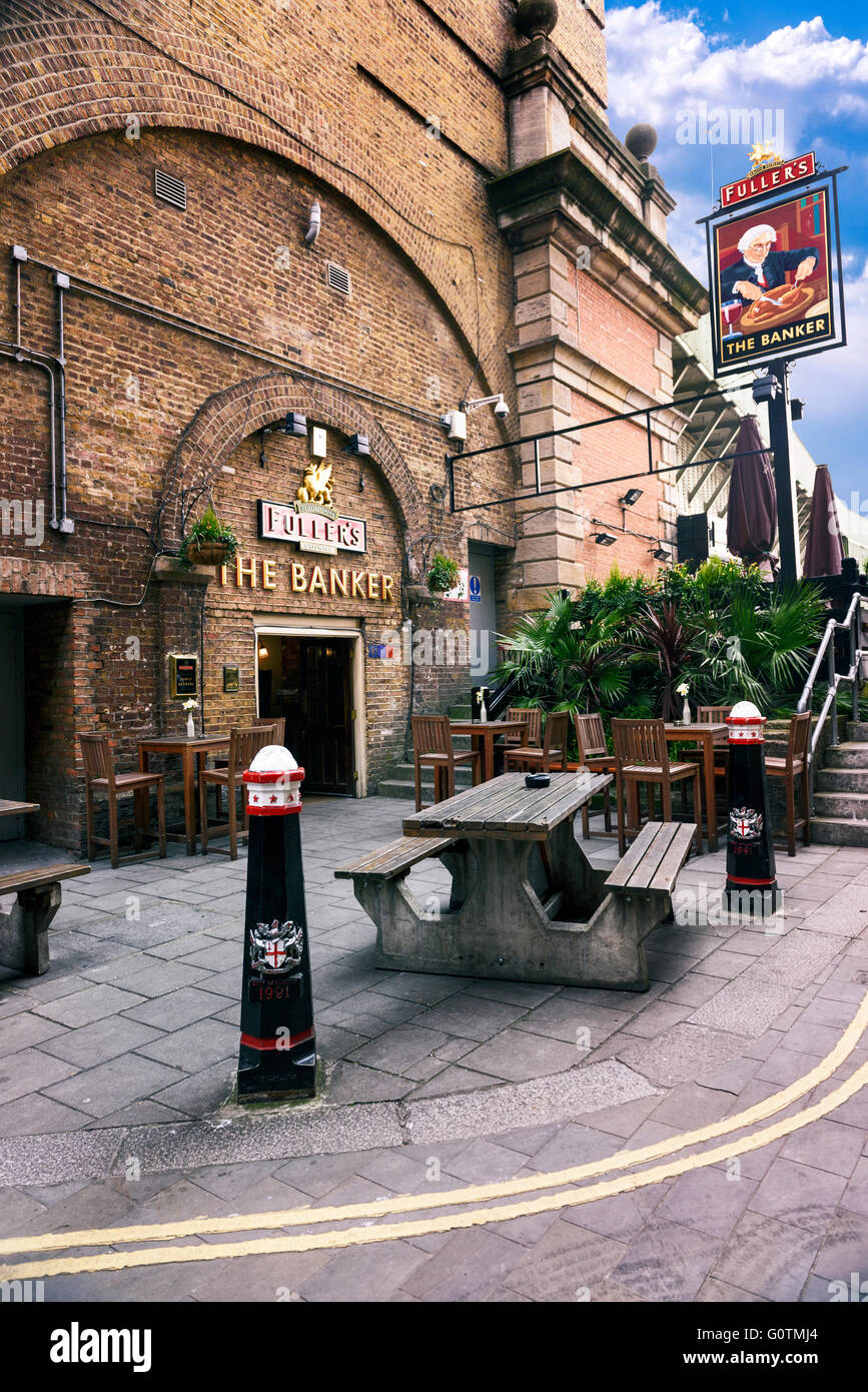 Londres, Reino Unido - 04 Abril 2015: Primo famoso banquero Ln, London pub en la ciudad de Londres, Reino Unido Foto de stock
