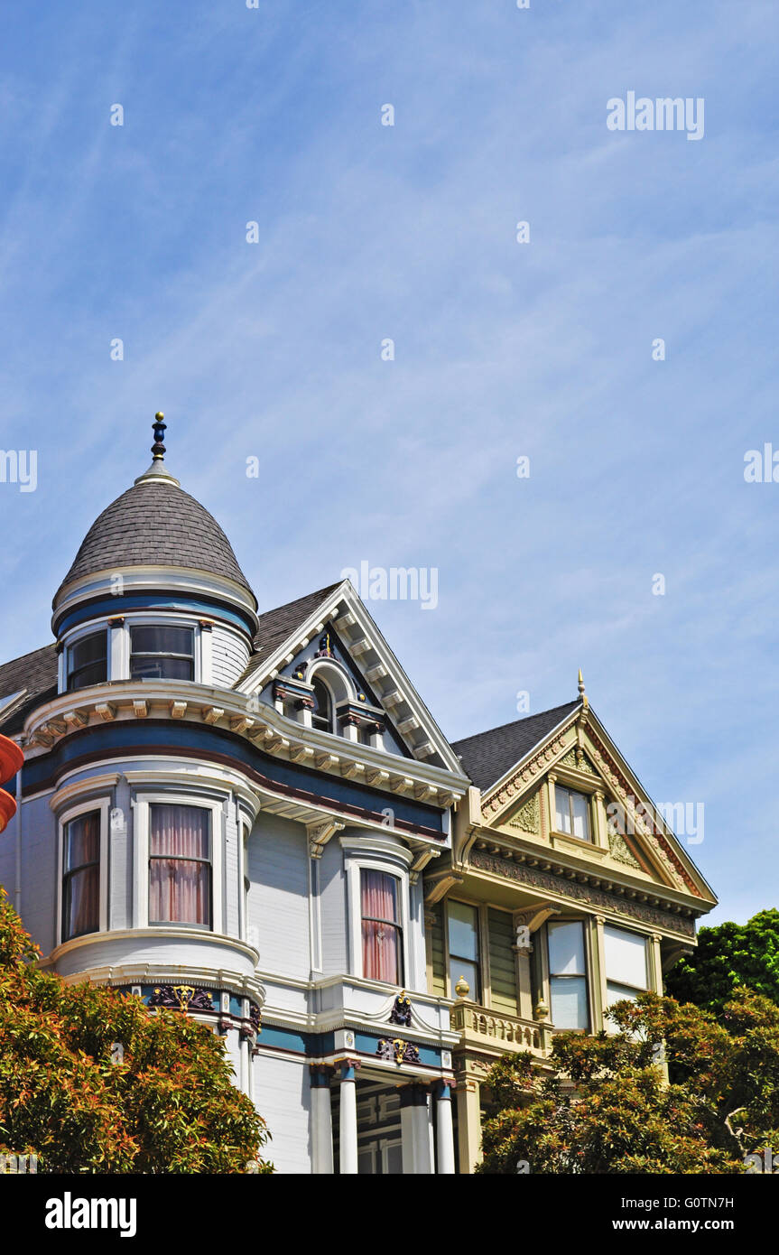 San Francisco, California, Estados Unidos de América, EE.UU.: una fila de coloridas casas victorianas en el horizonte de la ciudad Foto de stock