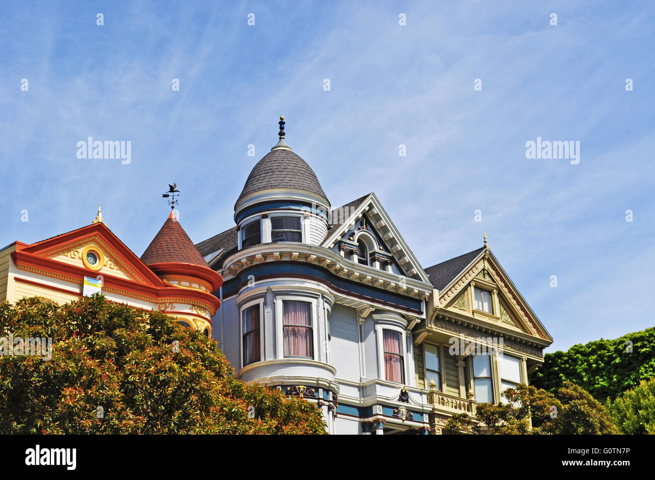 San Francisco, California, Estados Unidos de América, EE.UU.: una fila de coloridas casas victorianas en el horizonte de la ciudad Foto de stock