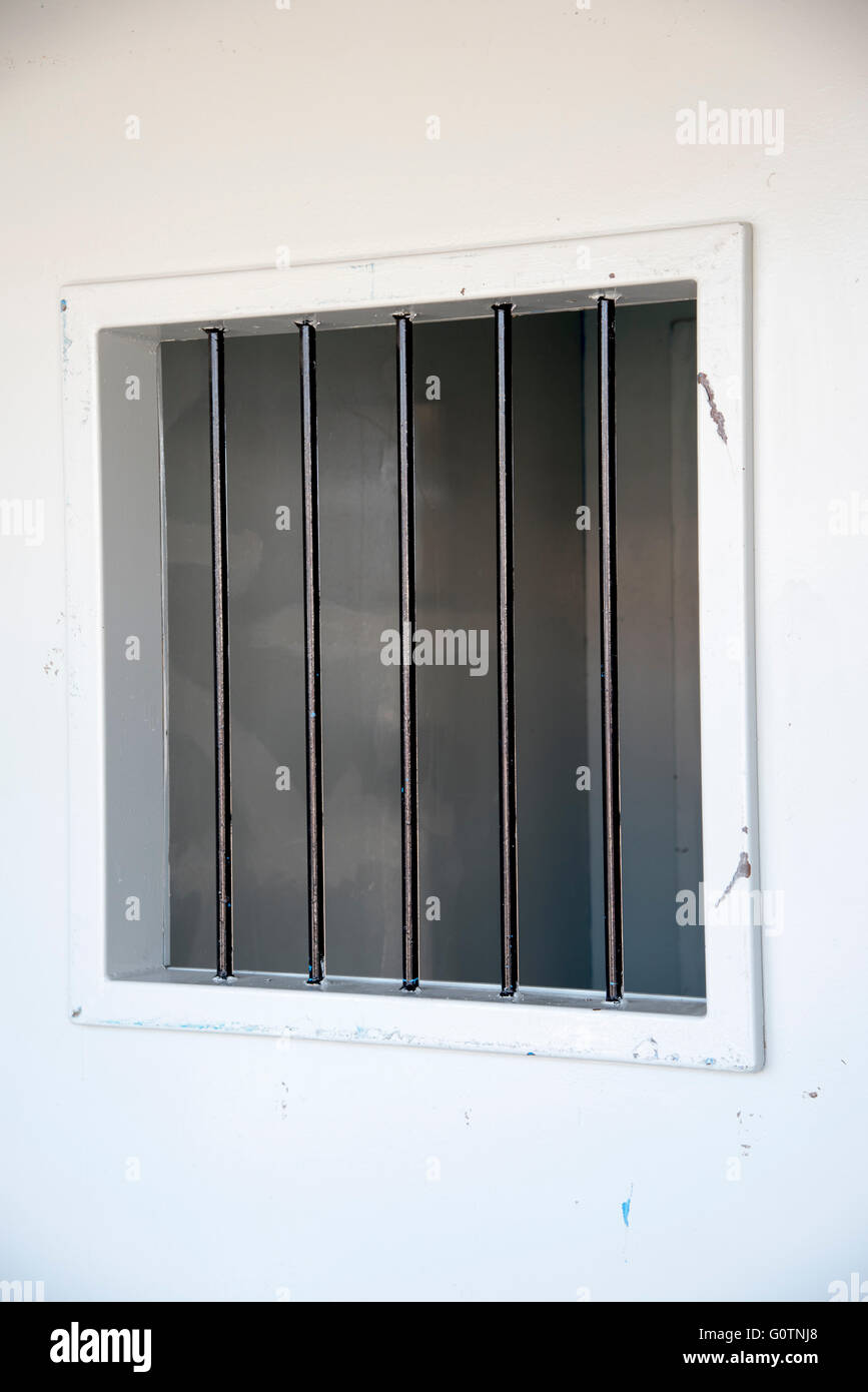 Puerta blanca con barras de seguridad de metal Foto de stock